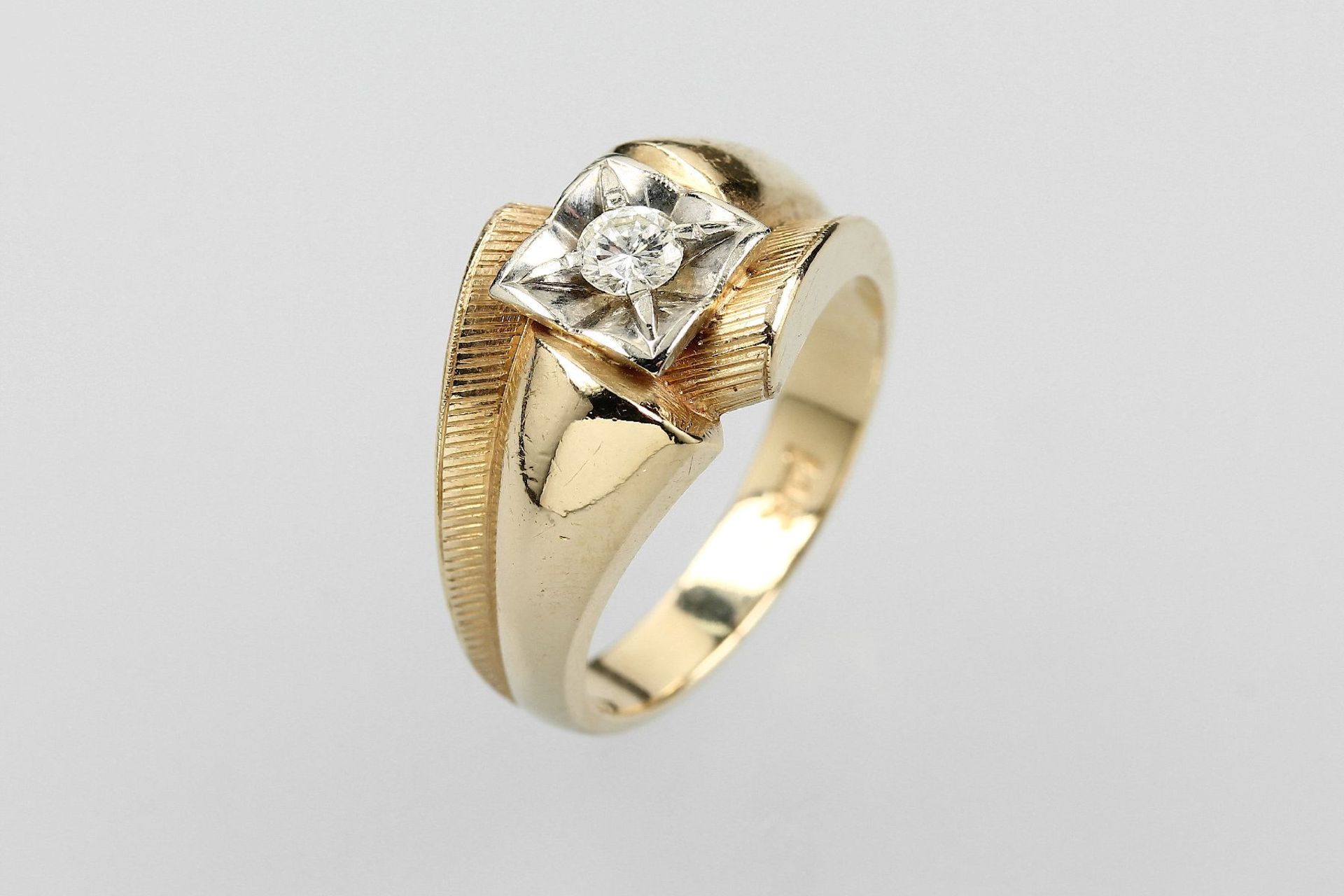 14 kt Gold Ring mit Brillant, GG 585/000, plastisch ausgearbeitete Ringschiene teil- strukturiert, 1