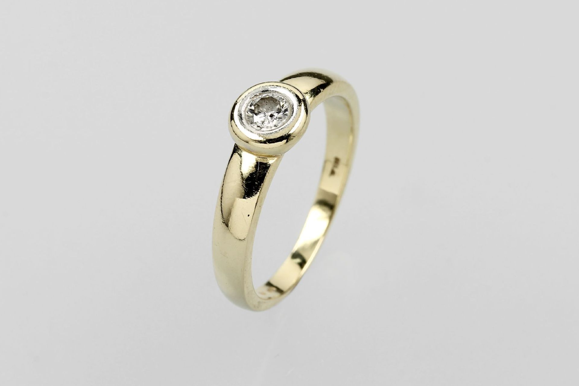 14 kt Gold Ring mit Brillant, GG 585/000, Brillant ca. 0.25 ct (grav.) Weiß/p2, total ca. 4.6 g,