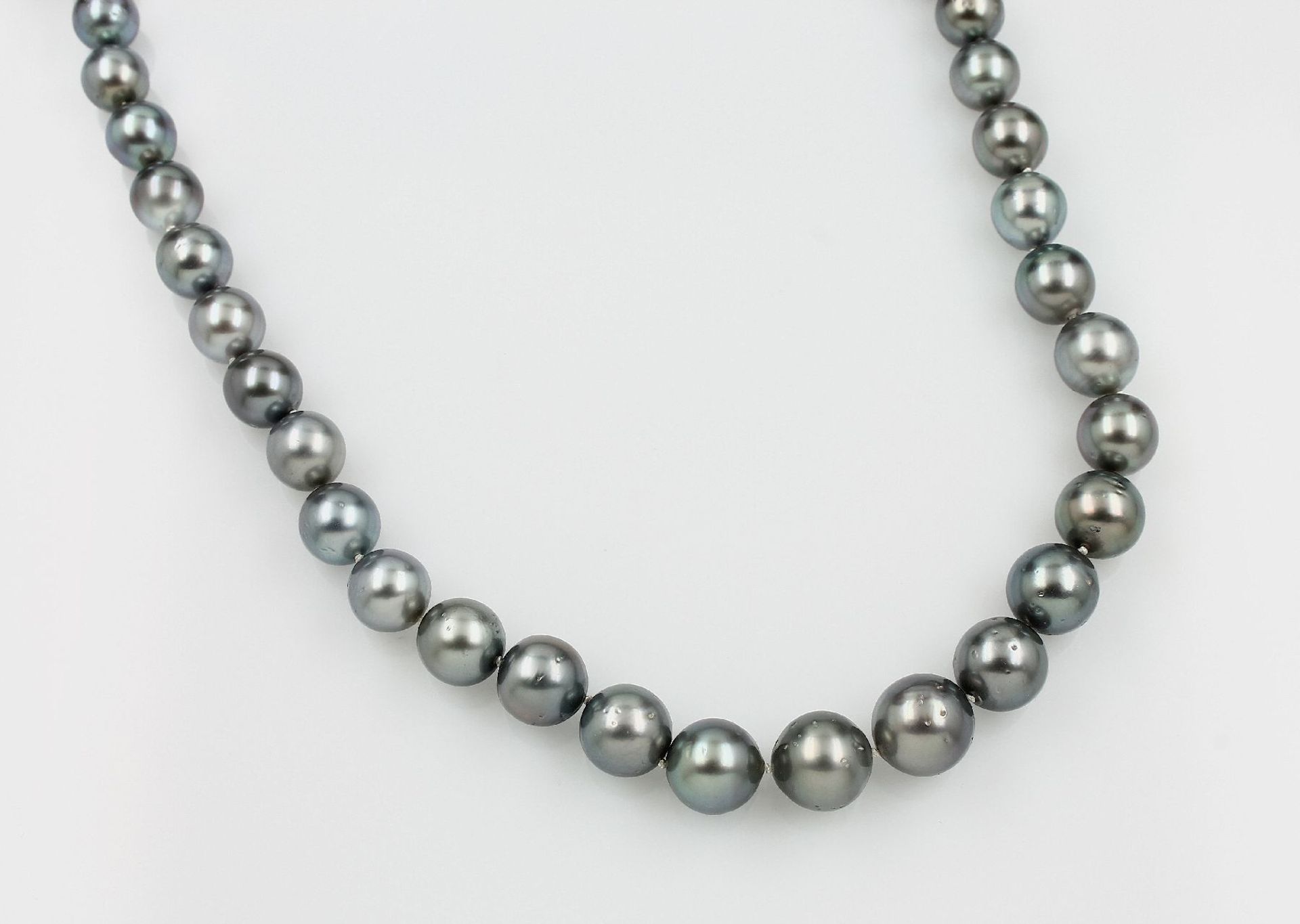 Tahitizuchtperlenkette, graue Perlen im Verlauf, D. ca. 9 - 12.3 mm, Perle mit inte- grierter