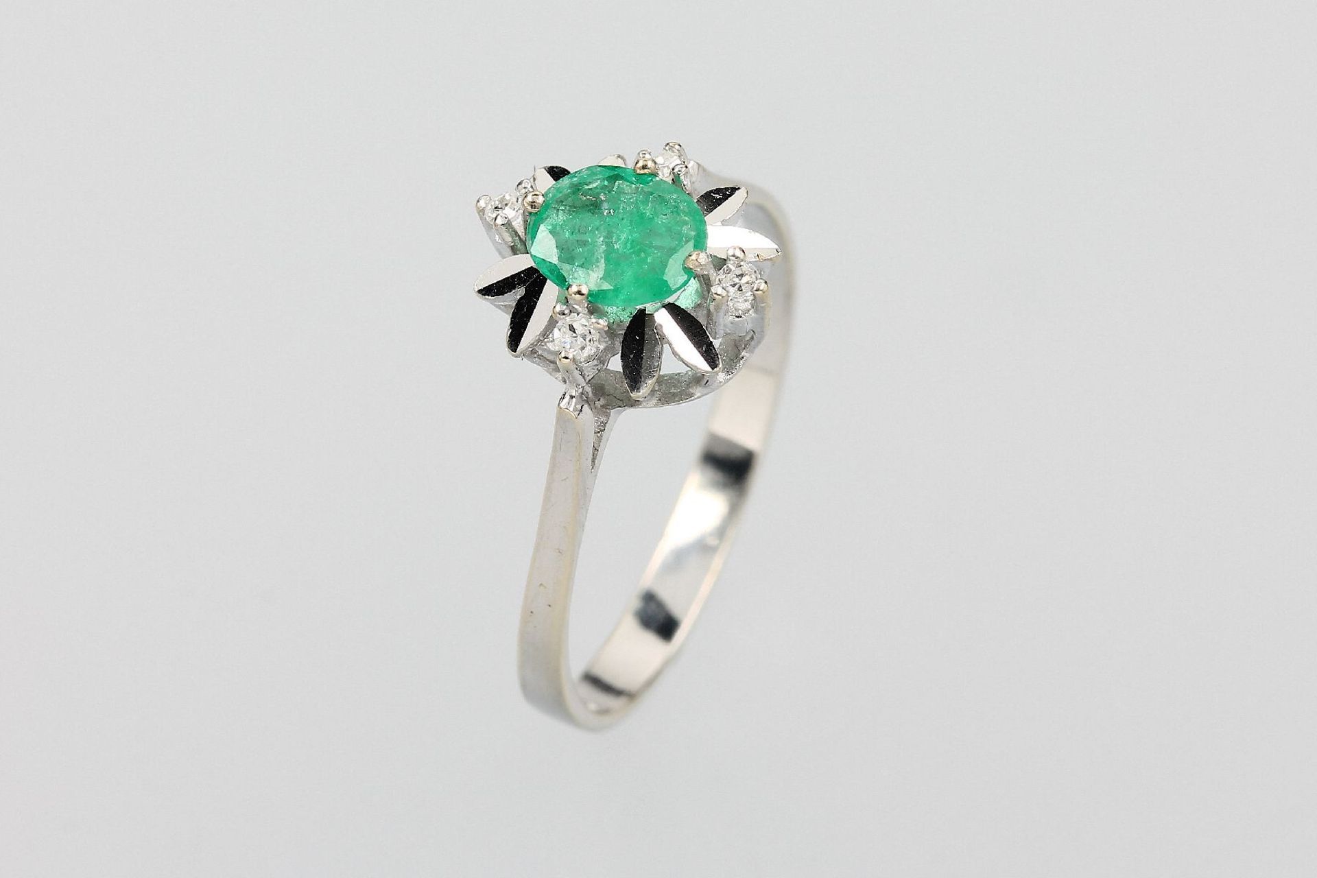 14 kt Gold Ring mit Smaragd und Diamanten, 4 Brillanten zus. ca. 0.06 ct (grav.) Weiß/si, rund