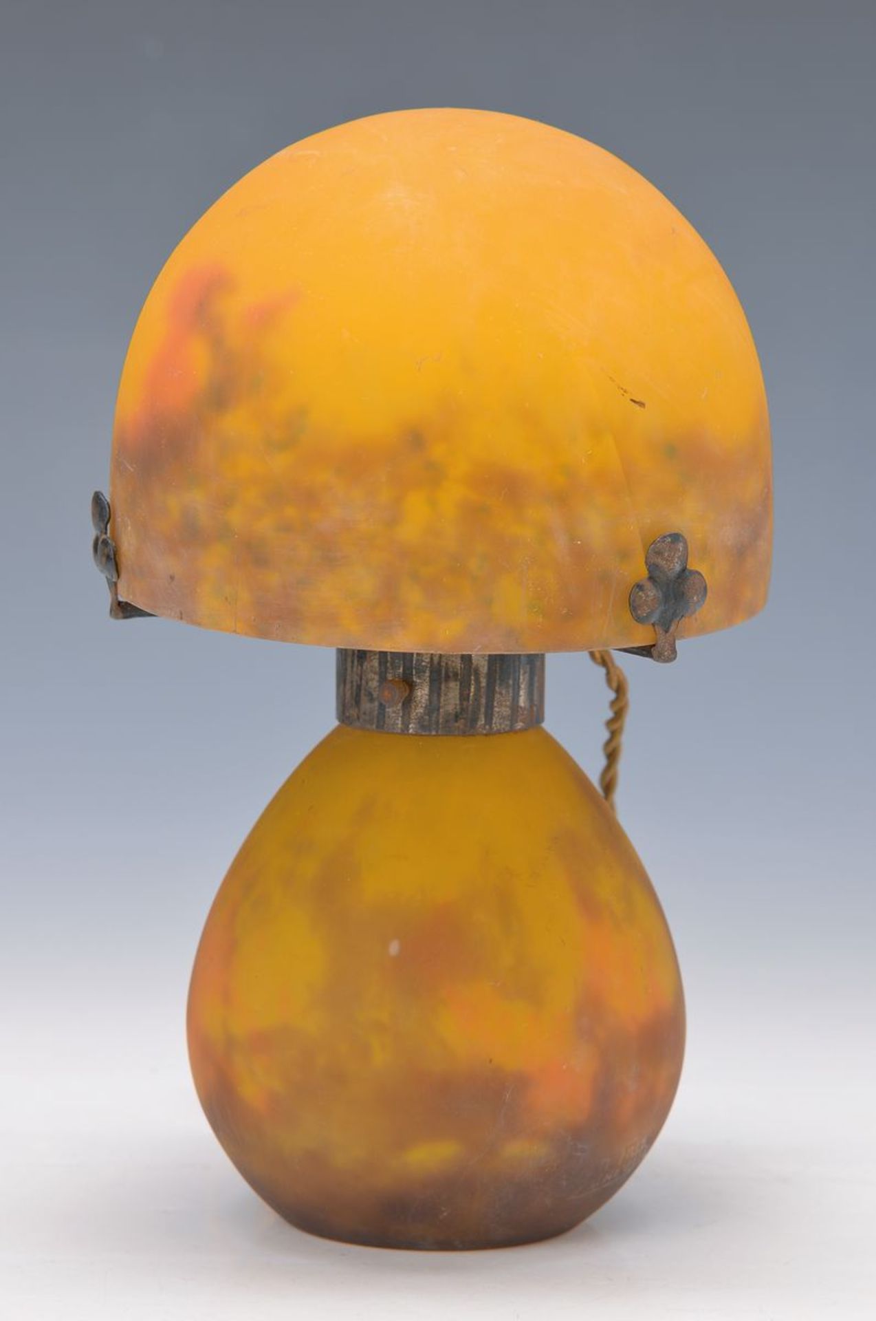 Tischlampe, Frankreich, um 1900, Korpus und Schirm Schichtglas mit gelben, orangeroten und braunen