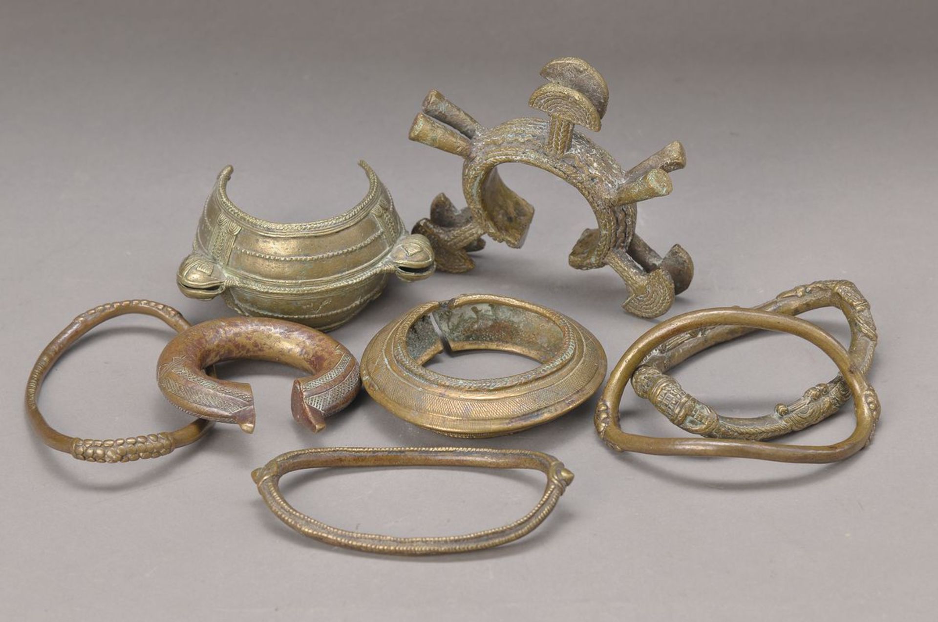 8 Teile Primitivgeld bzw. Schmuck, Nigeria, um 1900, Bronze gegossen, partiell nachgestochen, in der