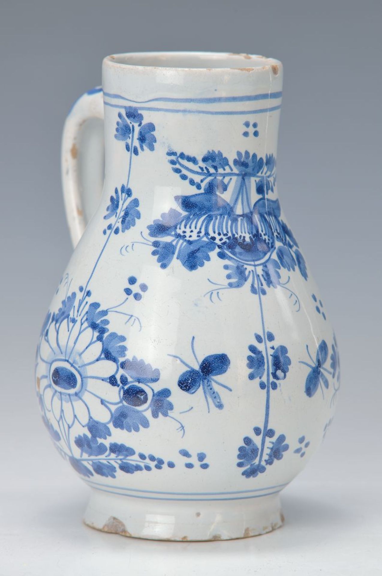 Krug, Delft, um 1730/40, Fayence, chinoiser Blumendekor auf weißem Scherben, best., H. ca.17