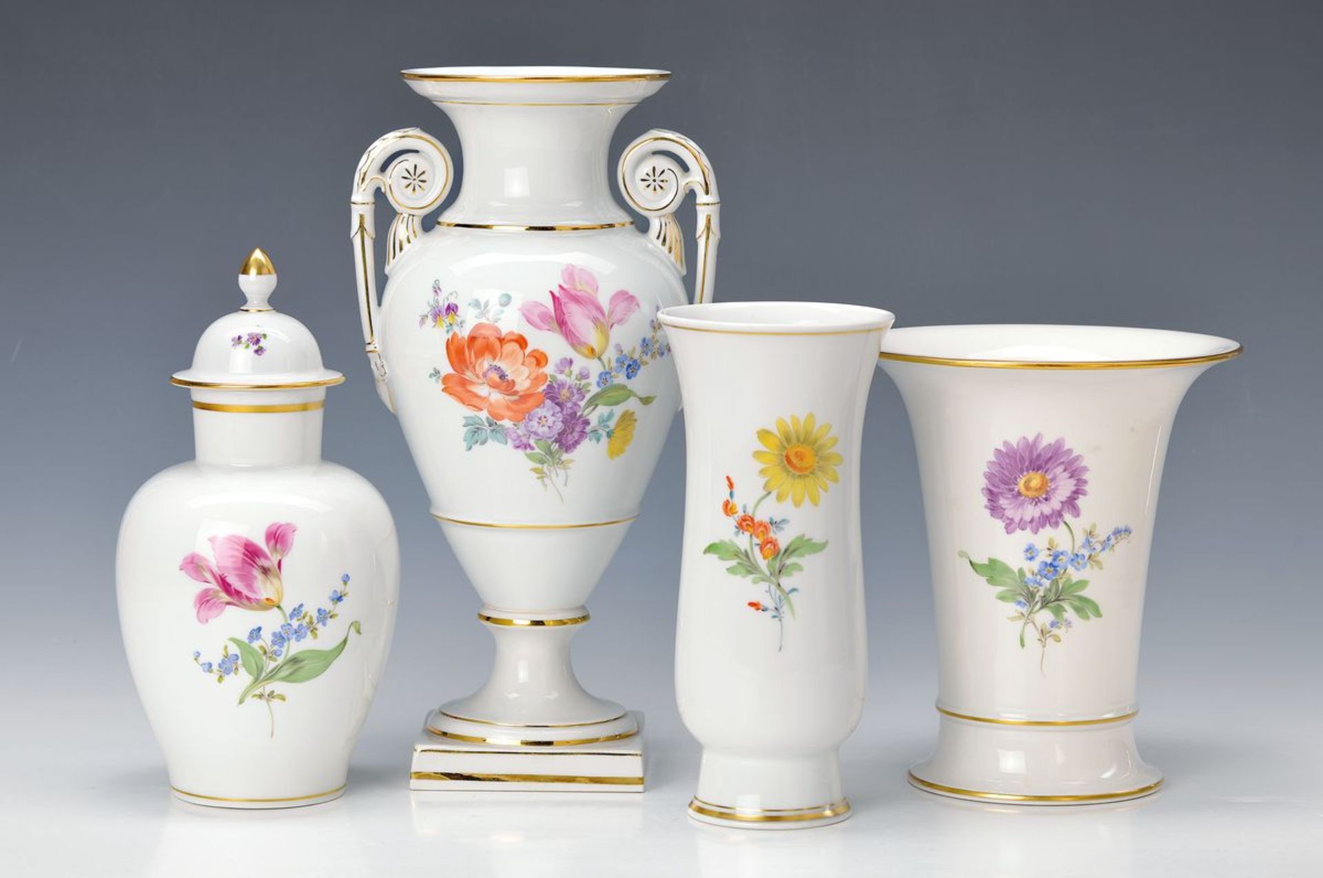 4 Vasen, Meissen, 2.H.20. Jh., Blume I. und Bukett, polychrom bemalt: Doppelhenkelvase, 2. Wahl, H.