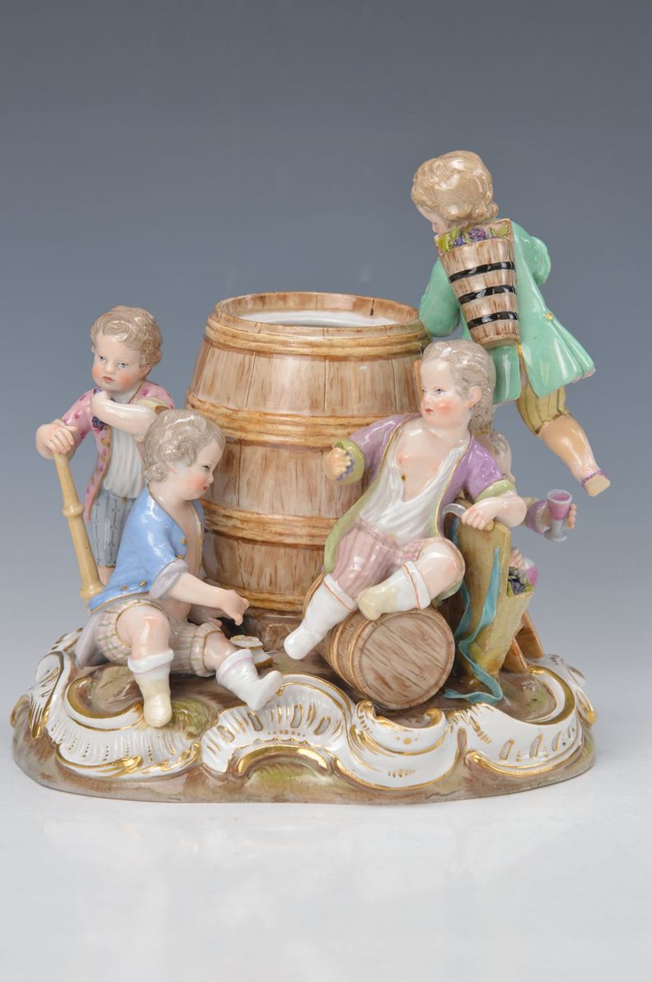 Porzellanfigurengruppe, Meissen, um 1870, Allegorie auf die Weinherstellung, vier Amoretten um ein