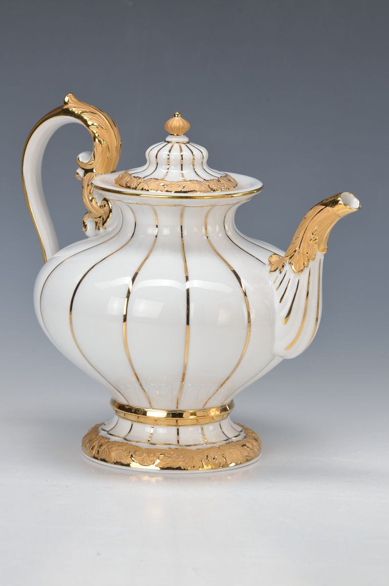 Teekanne, Meissen, 2. H. 20. Jh., Porzellan, gold gehöht, H.ca. 20.5cmtea pot, Meissen, 2. H. 20. th