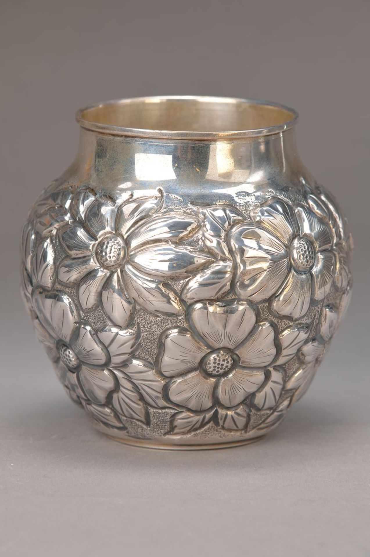 Kleine Vase, wohl Italien, 20. Jh., 800er Silber, umlaufender Blumendekor, H.ca. 12.5cm, Gewicht ca.