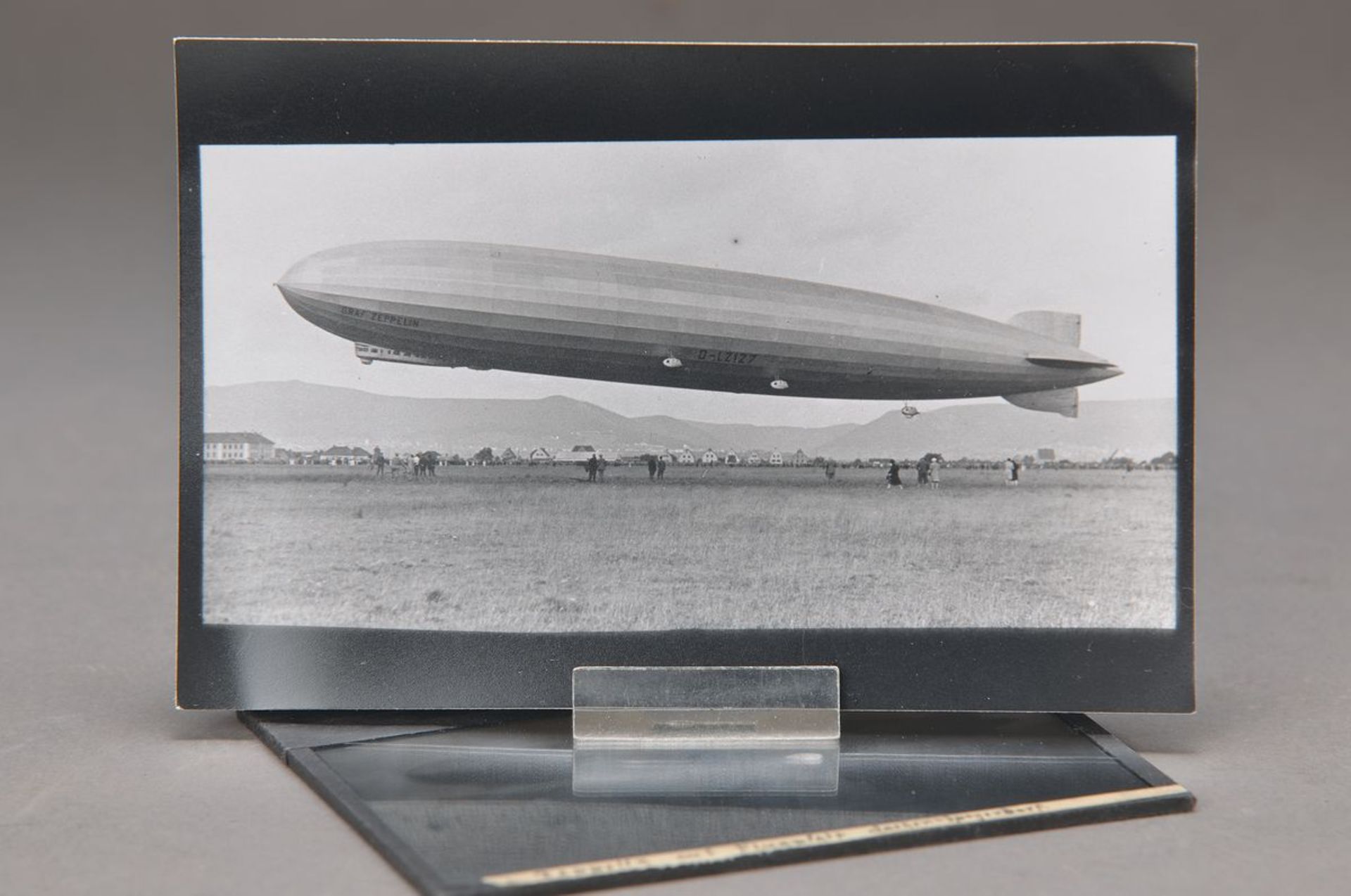 Originalfotoplatte, Zeppelinlandung auf dem Flugplatz Lachen-Speyerdorf, 13.7. 1930, ca. 9x12cm,