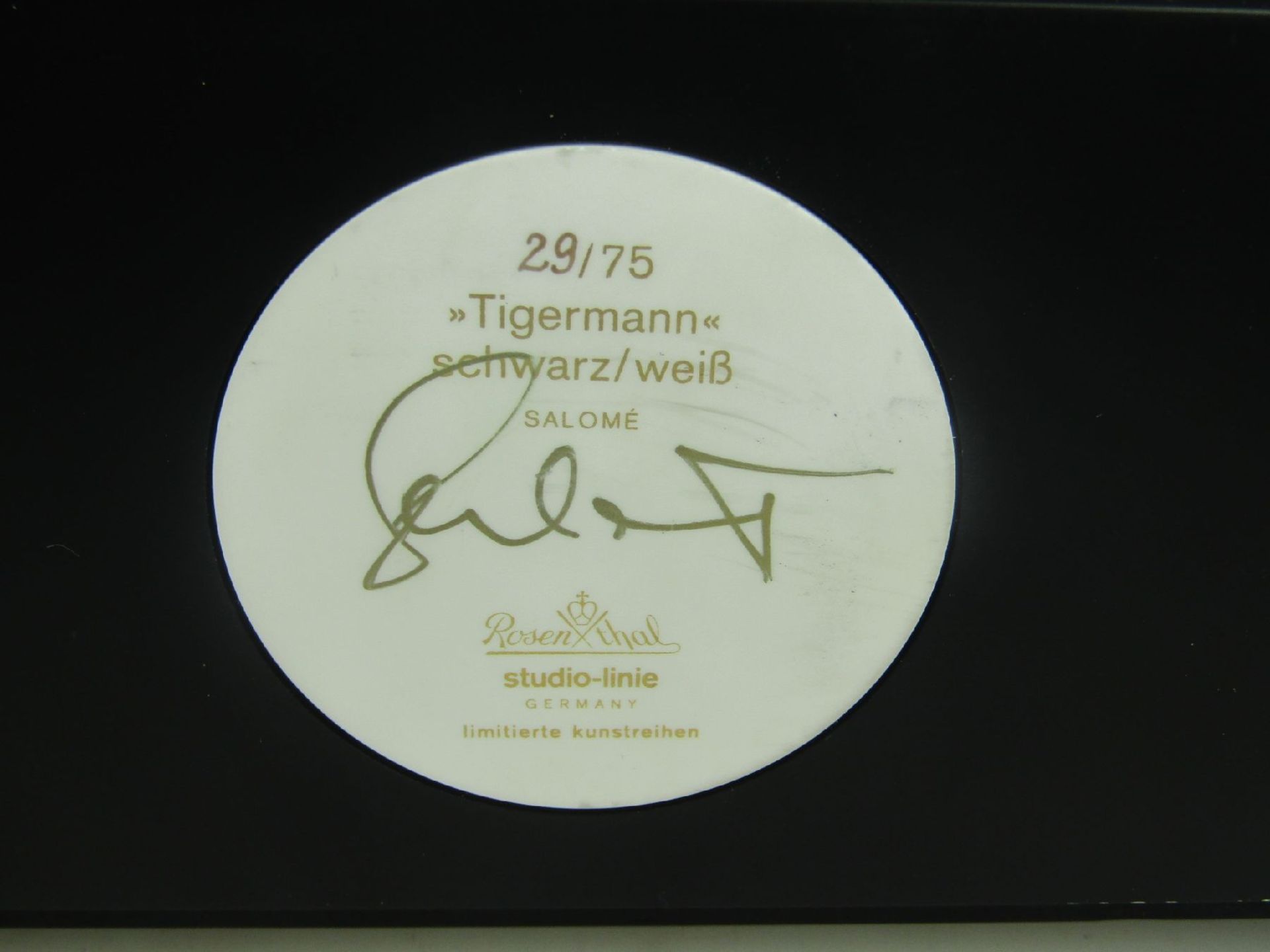 Porzellanobjekt Rosenthal "Tigermann" von Salomé, Porzellan, bunt bemalt, signiert und num. 29/75, - Bild 6 aus 7