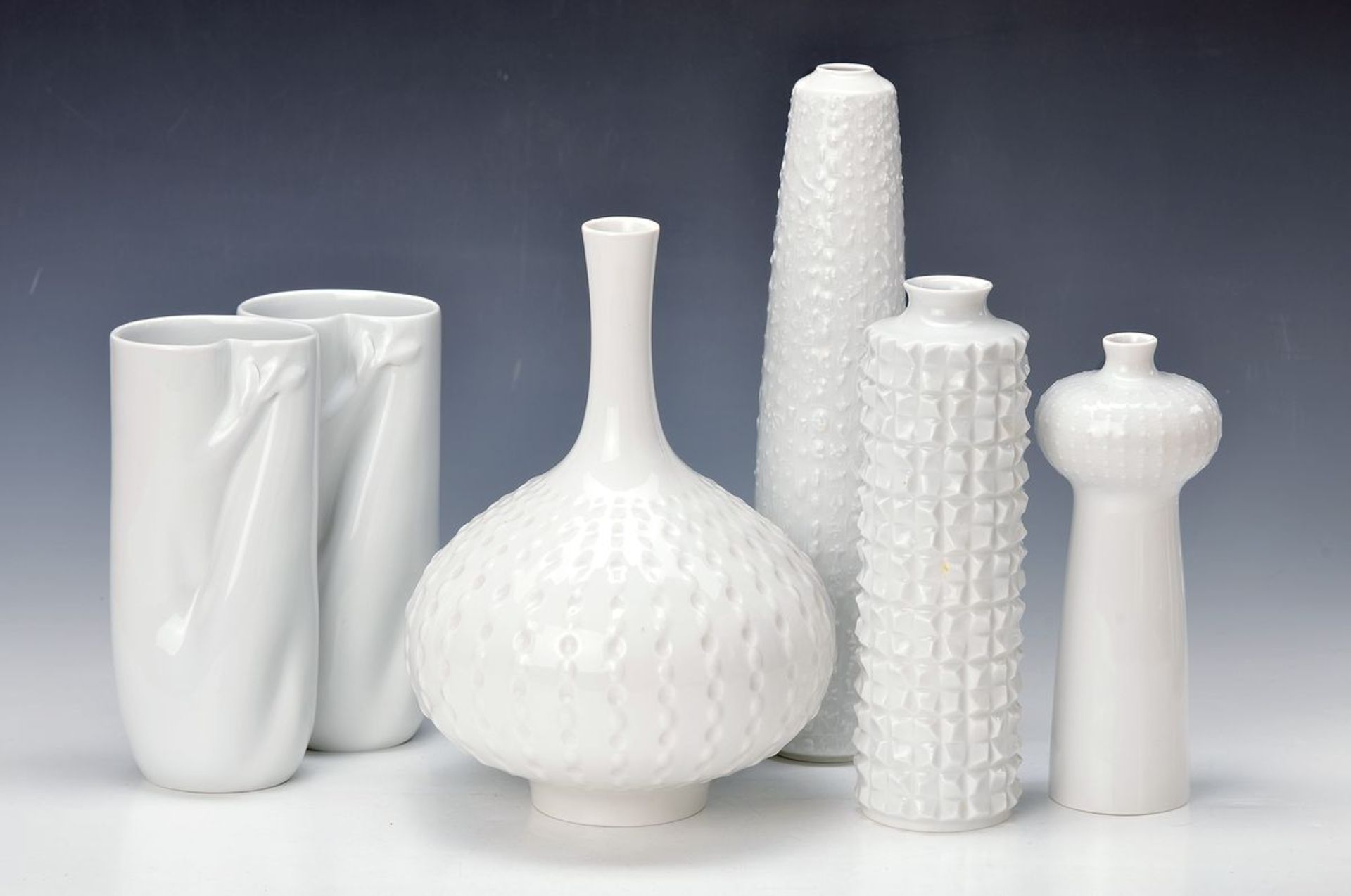 6 verschiedene Vasen, Meissen, weiß, H. ca. 20-31 cm6 various vases, Meissen, white, H. approx. 20-