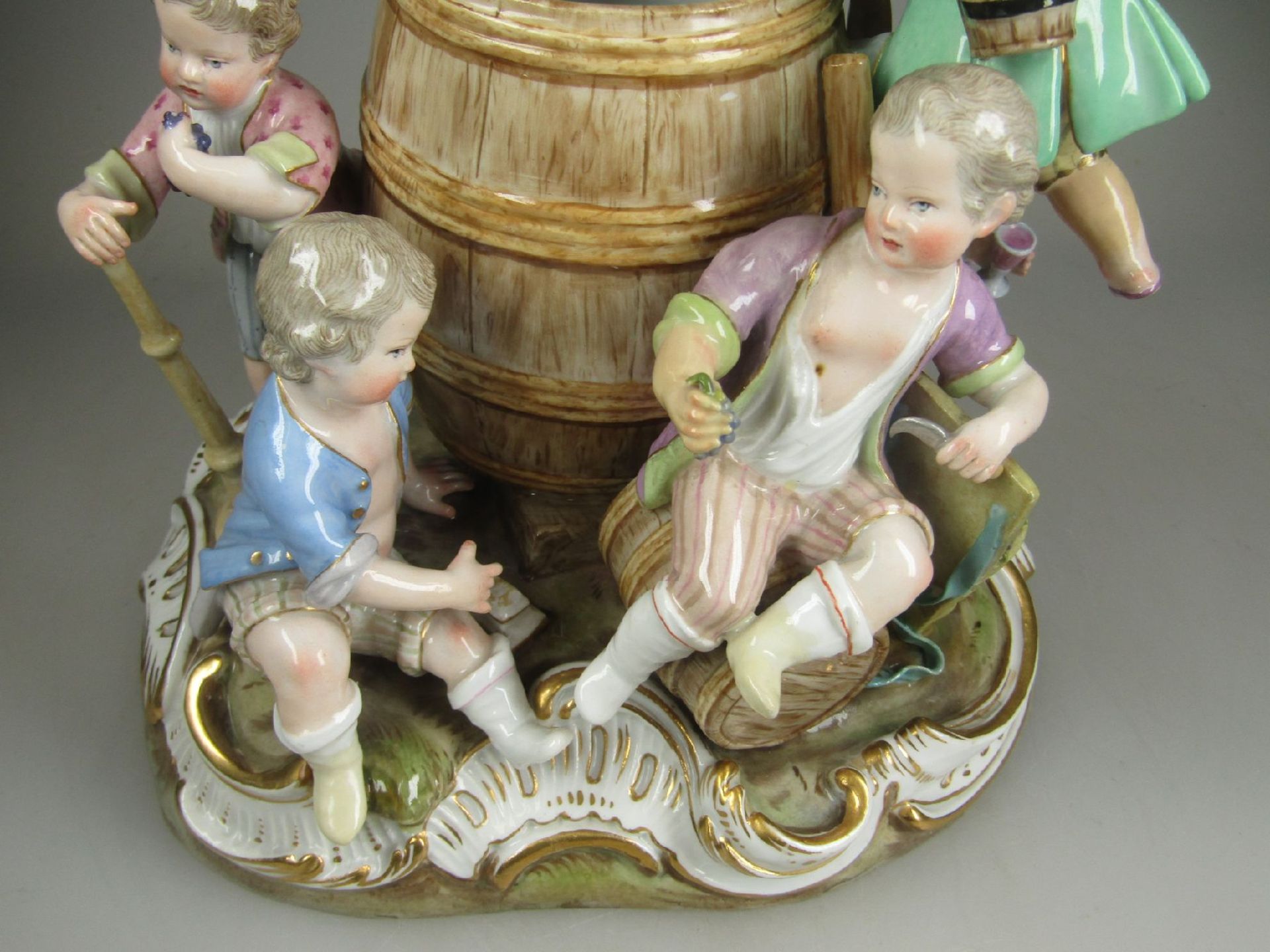 Porzellanfigurengruppe, Meissen, um 1870, Allegorie auf die Weinherstellung, vier Amoretten um ein - Bild 4 aus 12