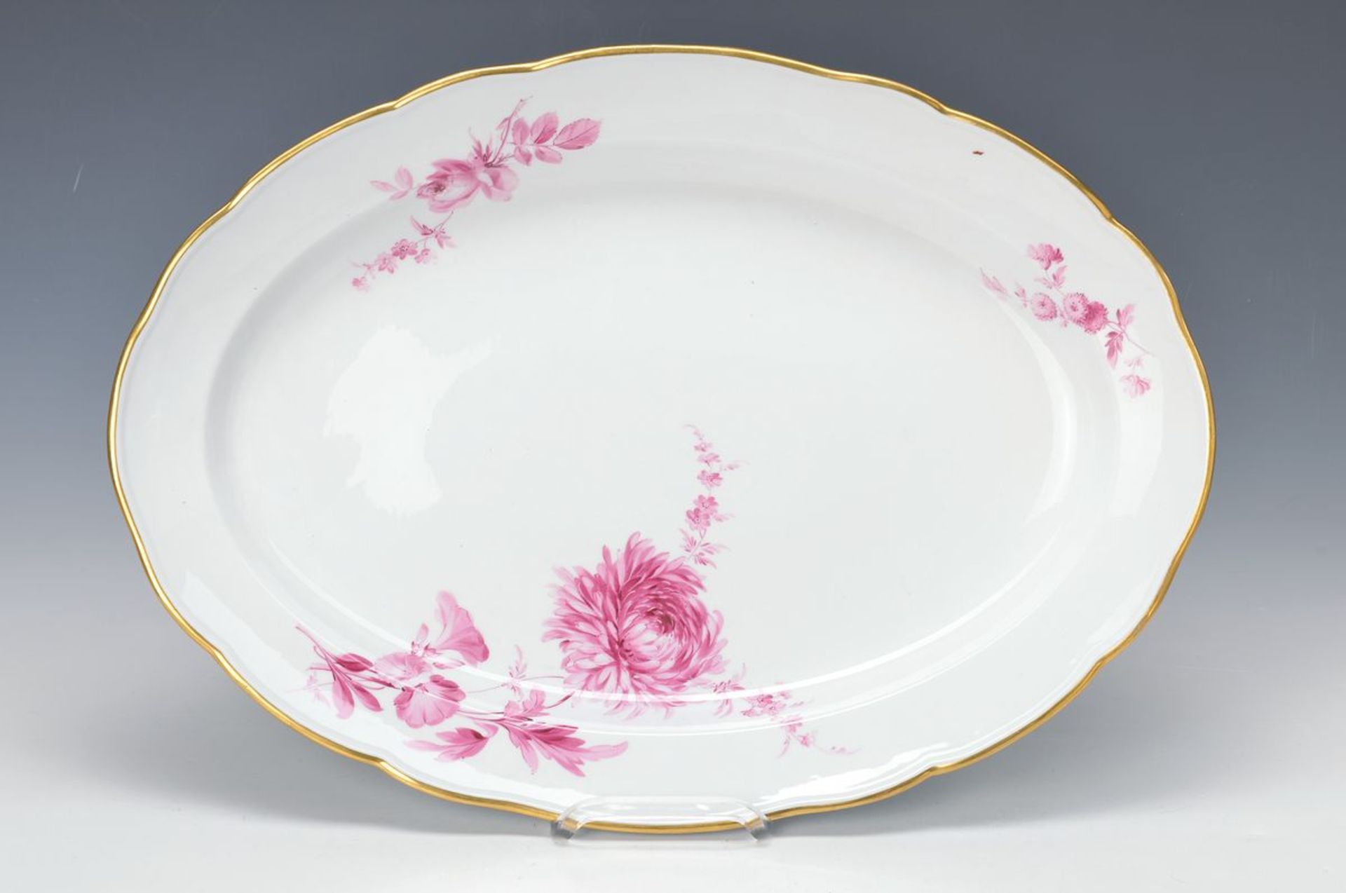 Große ovale Platte, Meissen, um 1900, purpurfarbene Blumenmalerei, asymmetrische Anordnung,