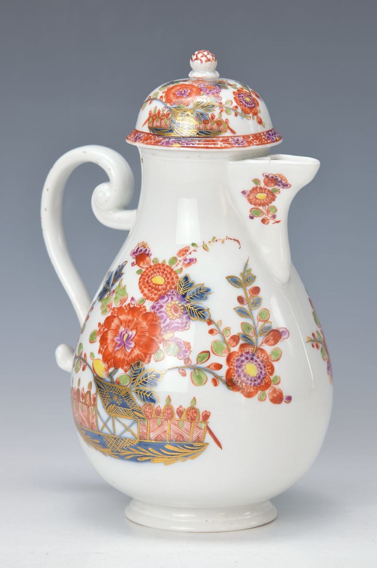 Kaffeekanne, Meissen, um 1735-40, Porzellan, reich bunt bemalt im Kakiemondekor, Goldstaffage