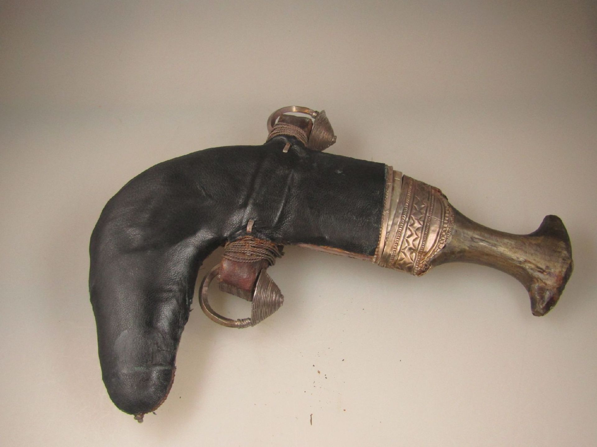 Jambiya, Oman, um 1920, Griff und Scheide Silber, alte Klinge, Griffschalen Horn, L. ca. - Bild 7 aus 7