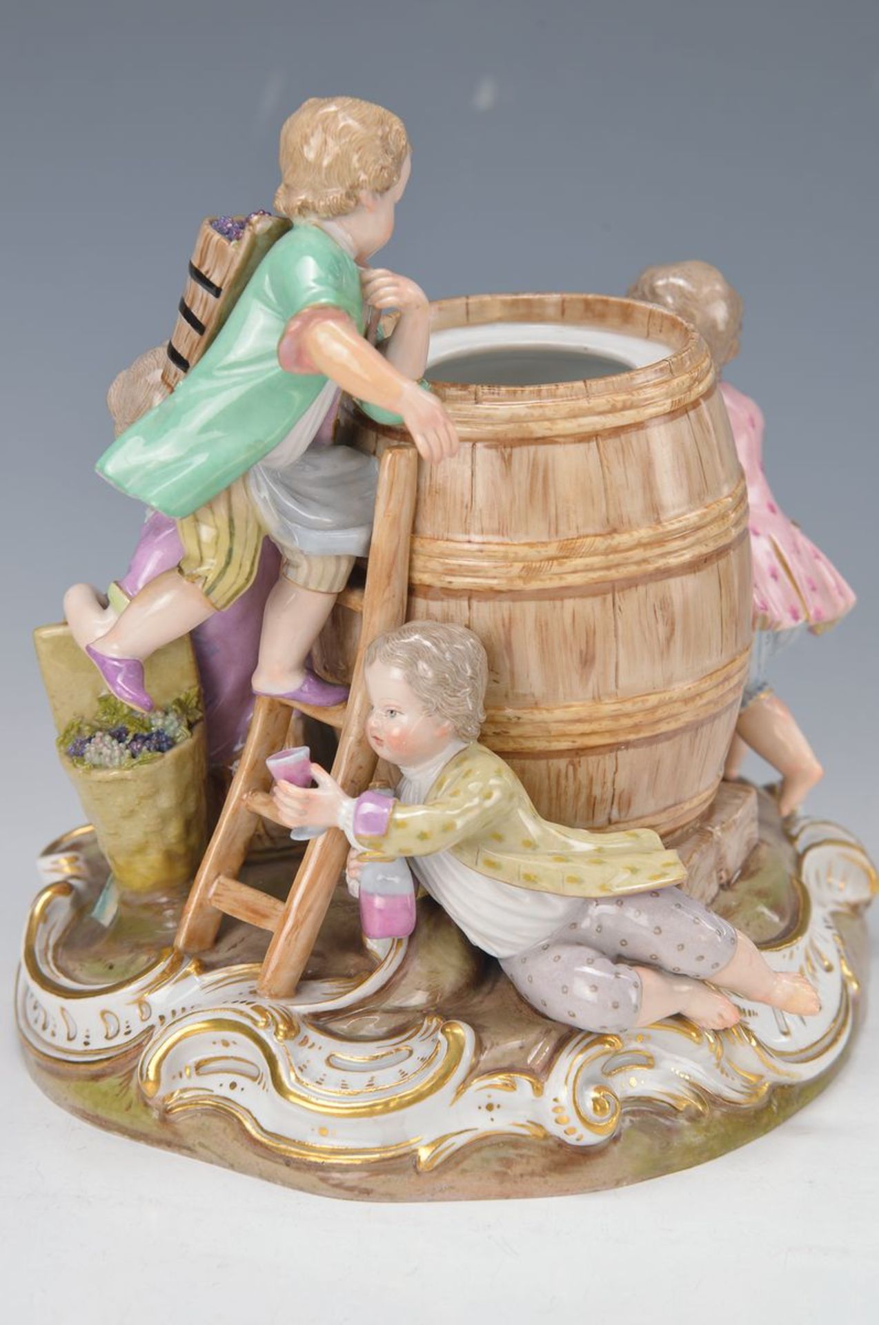 Porzellanfigurengruppe, Meissen, um 1870, Allegorie auf die Weinherstellung, vier Amoretten um ein - Bild 2 aus 12