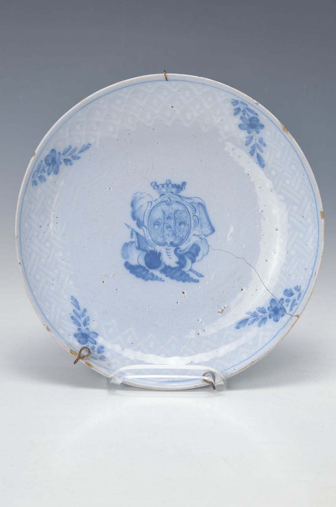 Schale, ostdeutsch, 1753, Fayence, hellblau-weiß glasierter Fond, dunkelblauer Blumendekor, mittig