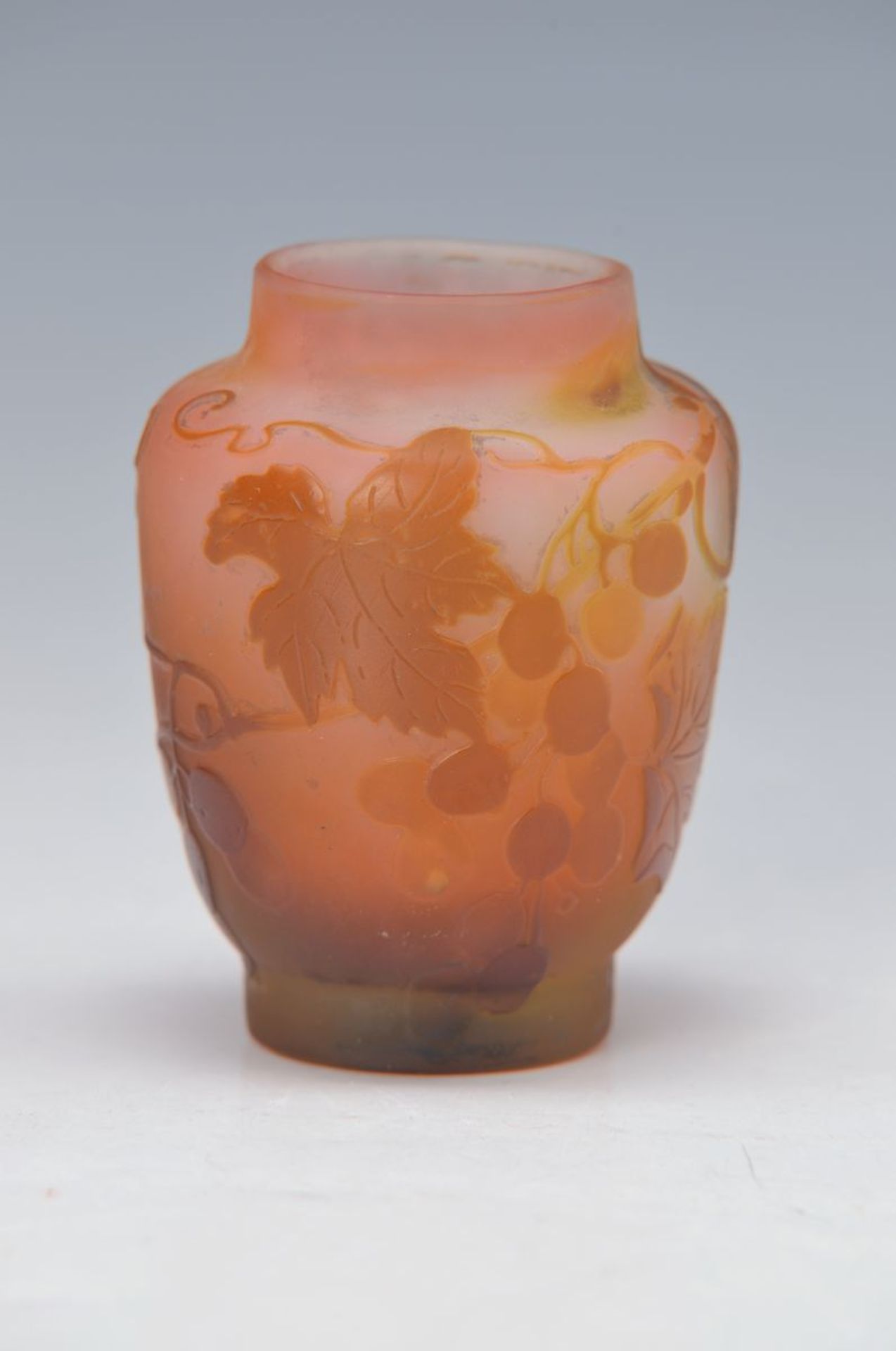 Kleine Vase, Gallé, um 1900, farbloses Schichtglas, mit grünem Überfang, partiell rosafarbener