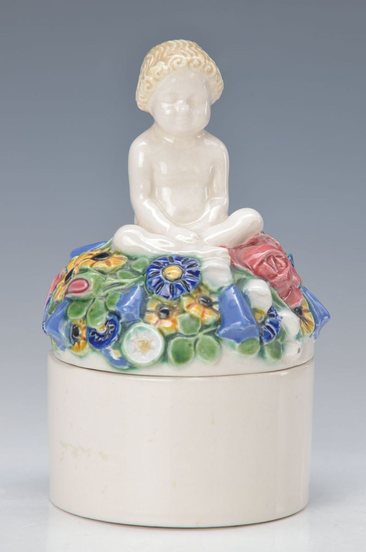 Deckeldose, Wiener Werkstätte, Entwurf Michael Powolny, Deckel in Form eines Putto auf Blumen,