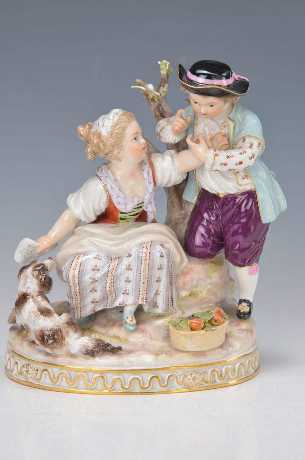 Porzellanfigur, Meissen, um 1900, Galantes Paar mit Obstkorb, Brief und Hund, bunt bemalt, Blattwerk