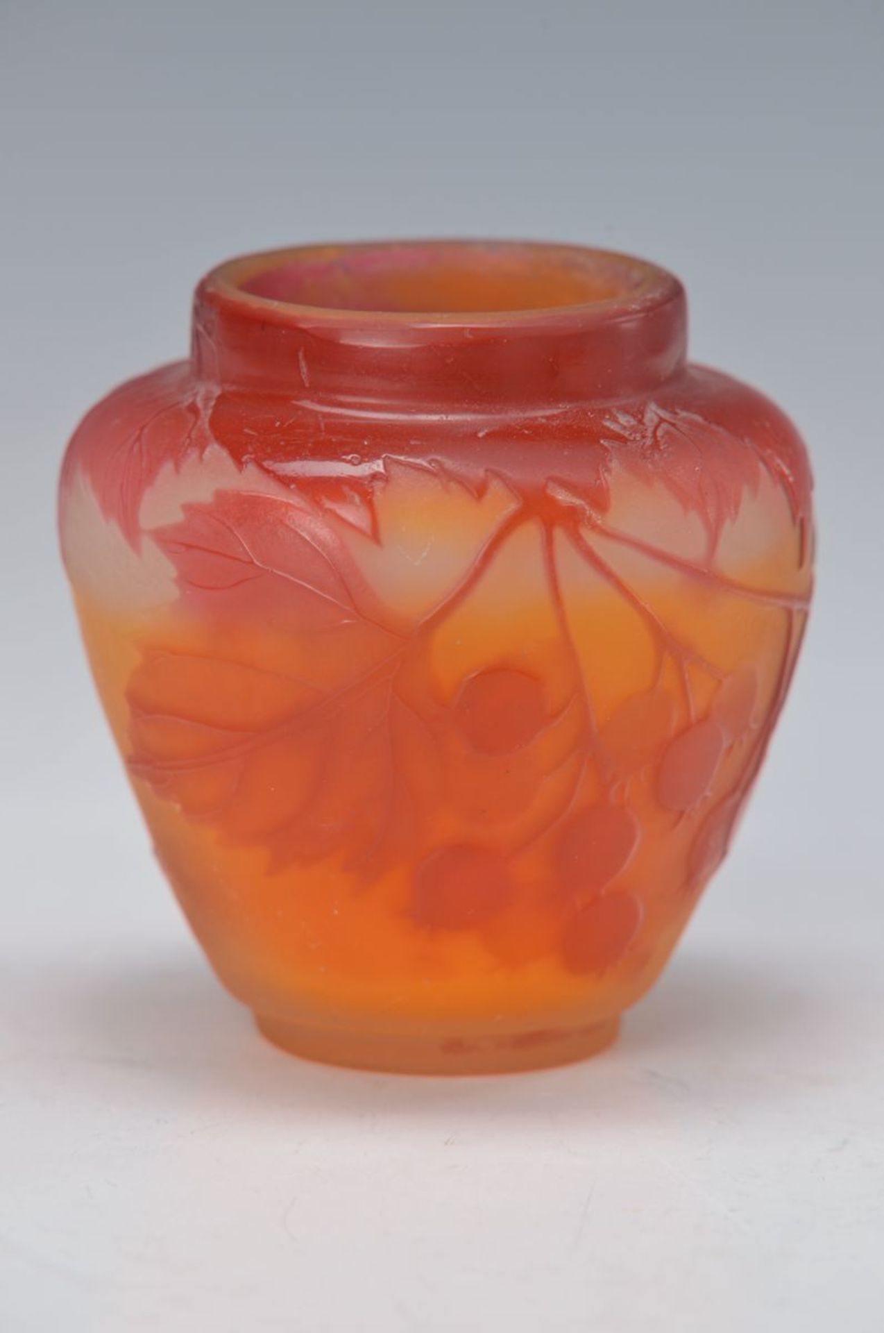 Kleine Vase, Gallé, um 1904-06, farbloses Schichtglas, mit rotem Überfang, partiell gelber