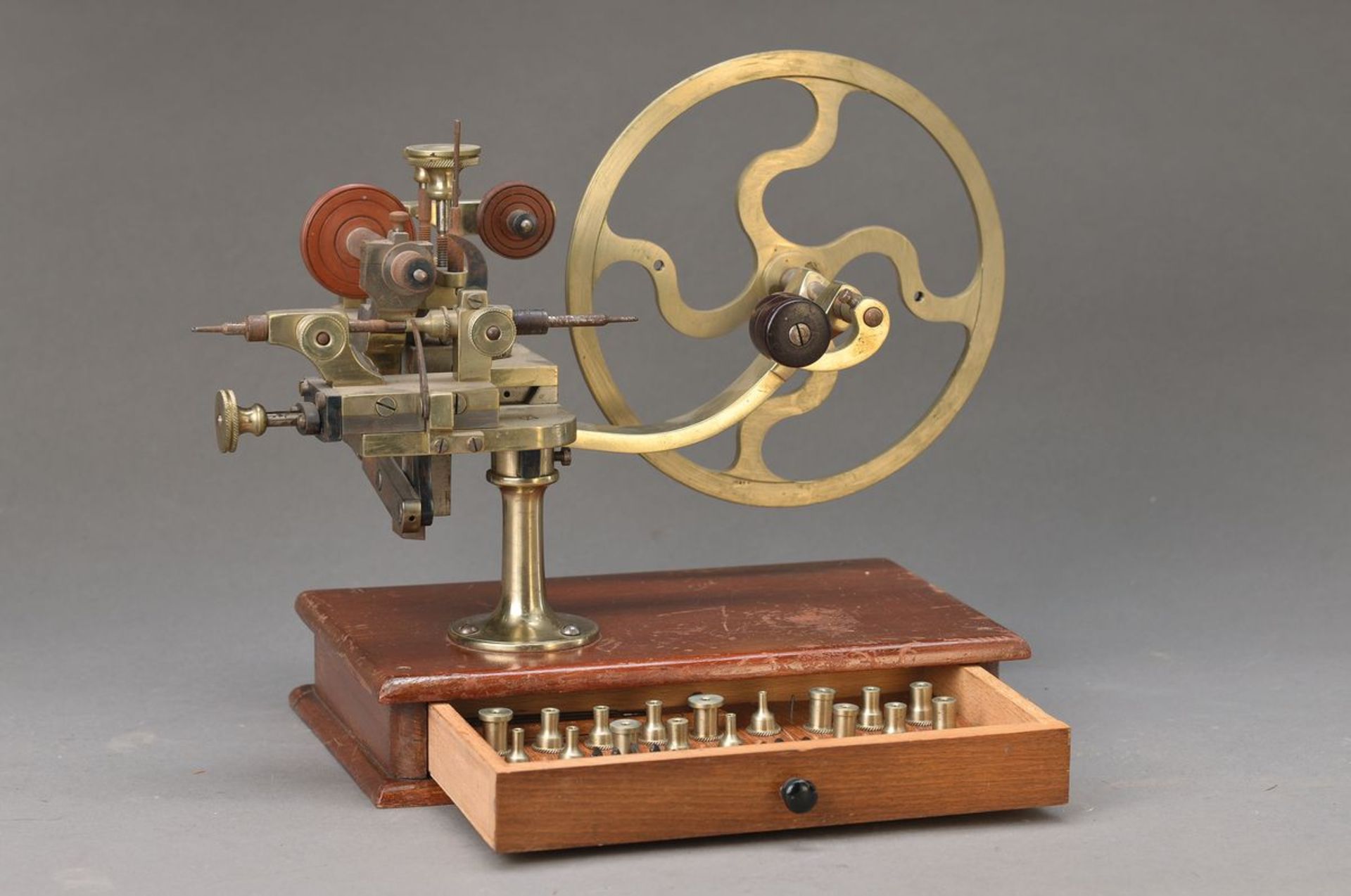 Wälzmaschine für Uhrmacher um 1910, große Ausführung, Holzlade mit Zubehör (18 Aufnahmen, 11