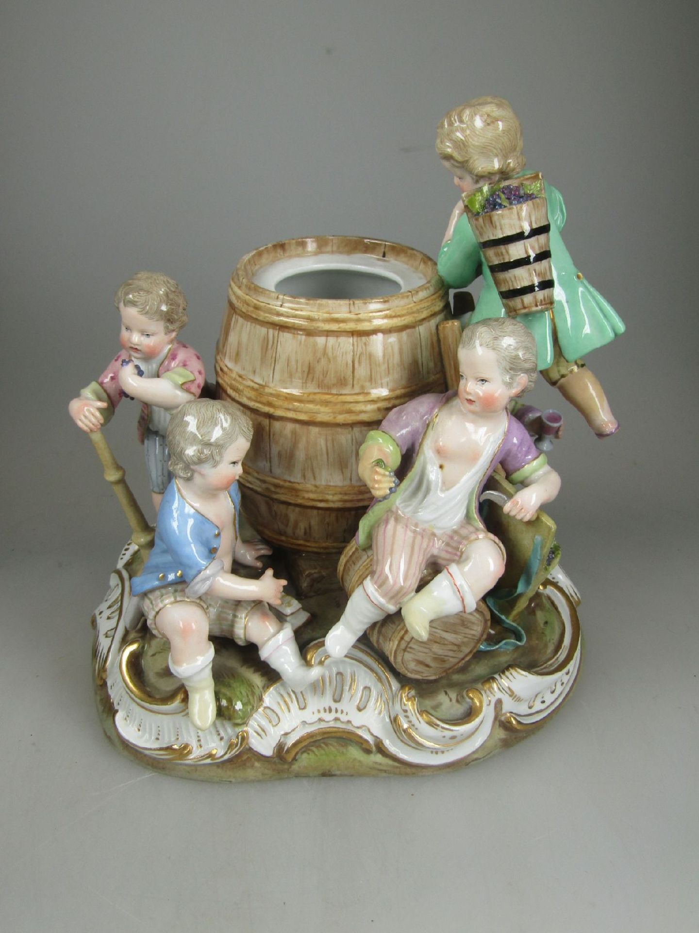 Porzellanfigurengruppe, Meissen, um 1870, Allegorie auf die Weinherstellung, vier Amoretten um ein - Bild 3 aus 12