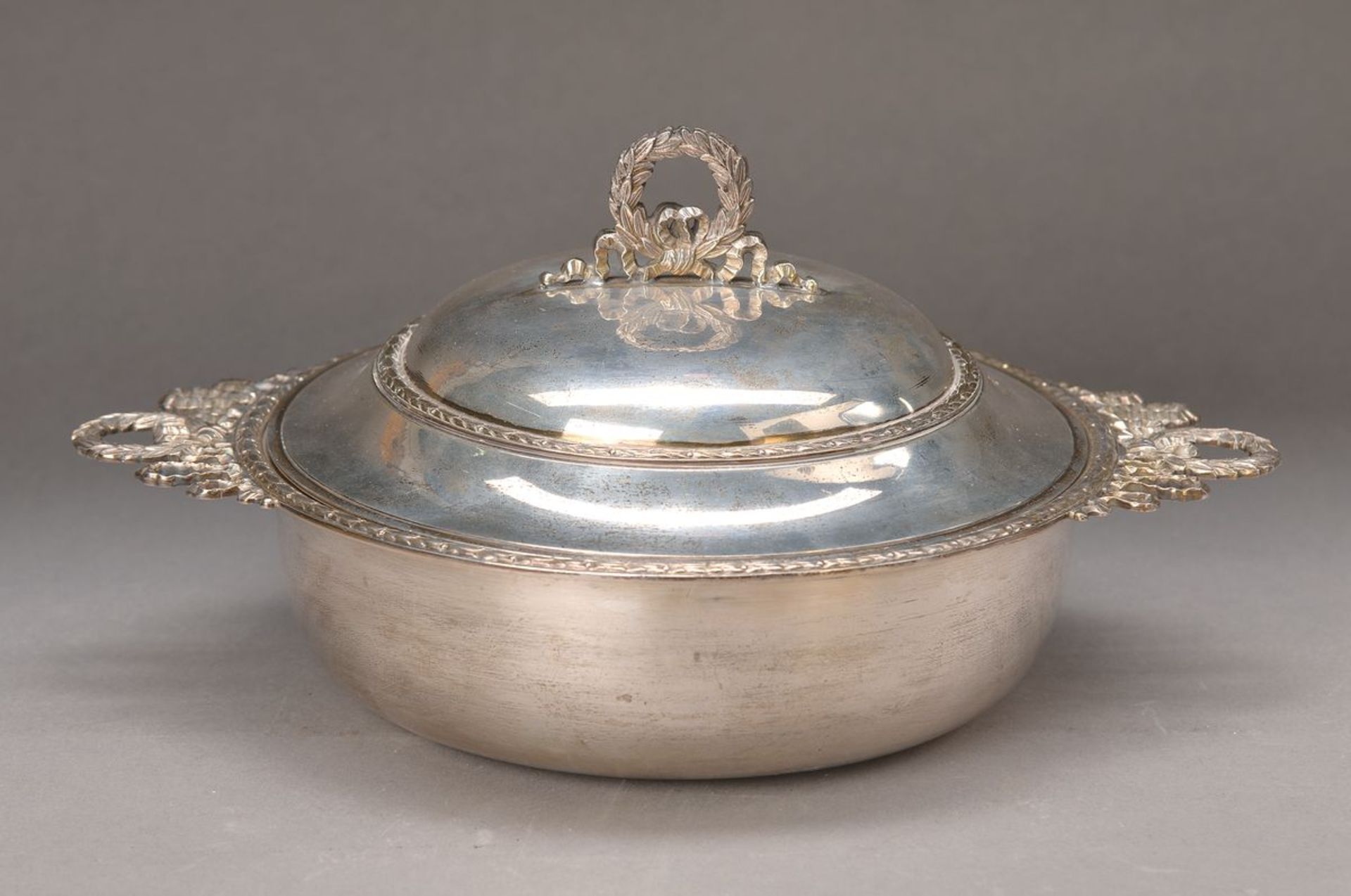 Deckelschale, deutsch, um 1900, 800er Silber, klassizistischer Dekor nach franz. Vorbild, deutsche