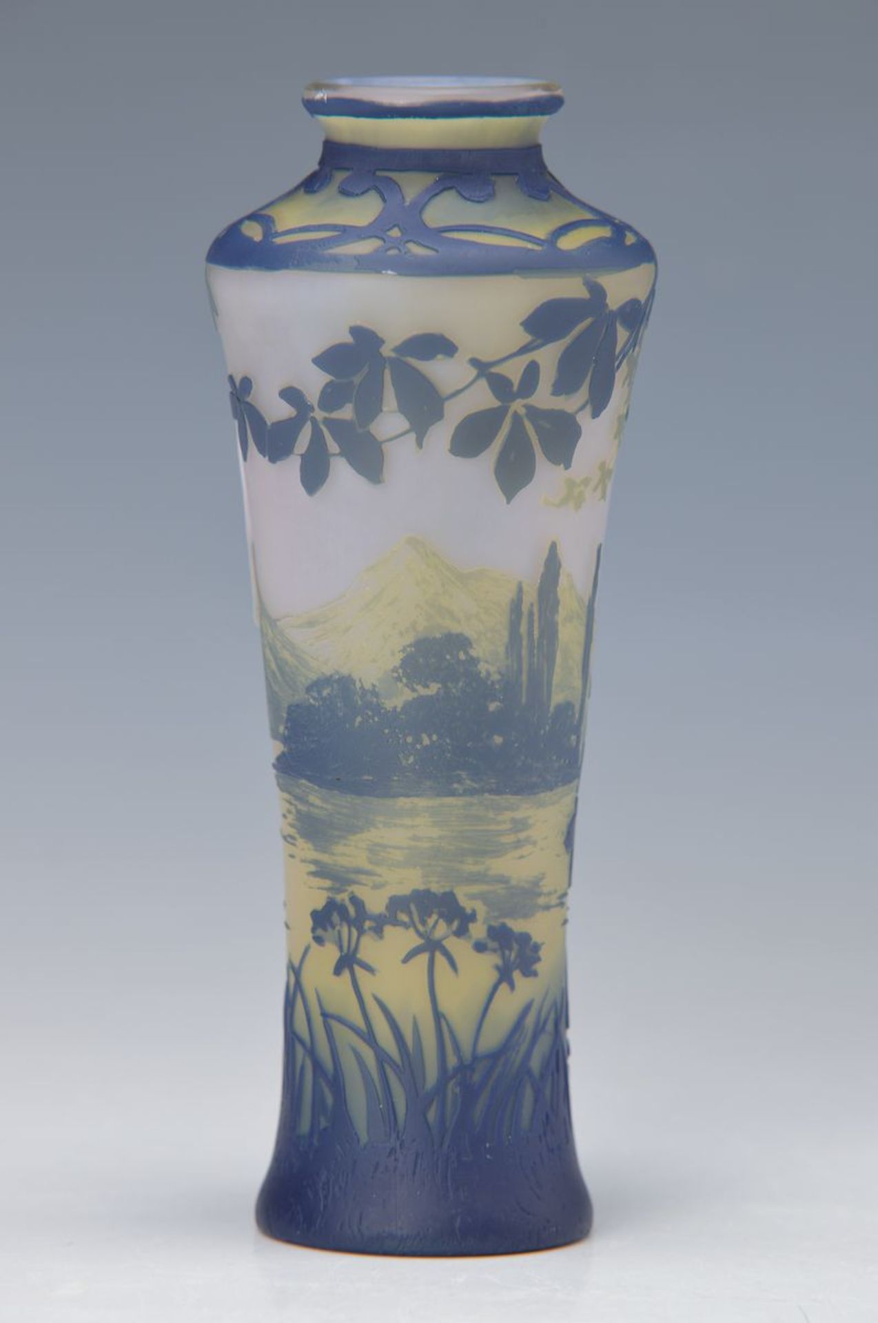 Vase, de Vez, 1907/08, farbloses Glas, opalisierender Innenüberfang, gelber und blauer