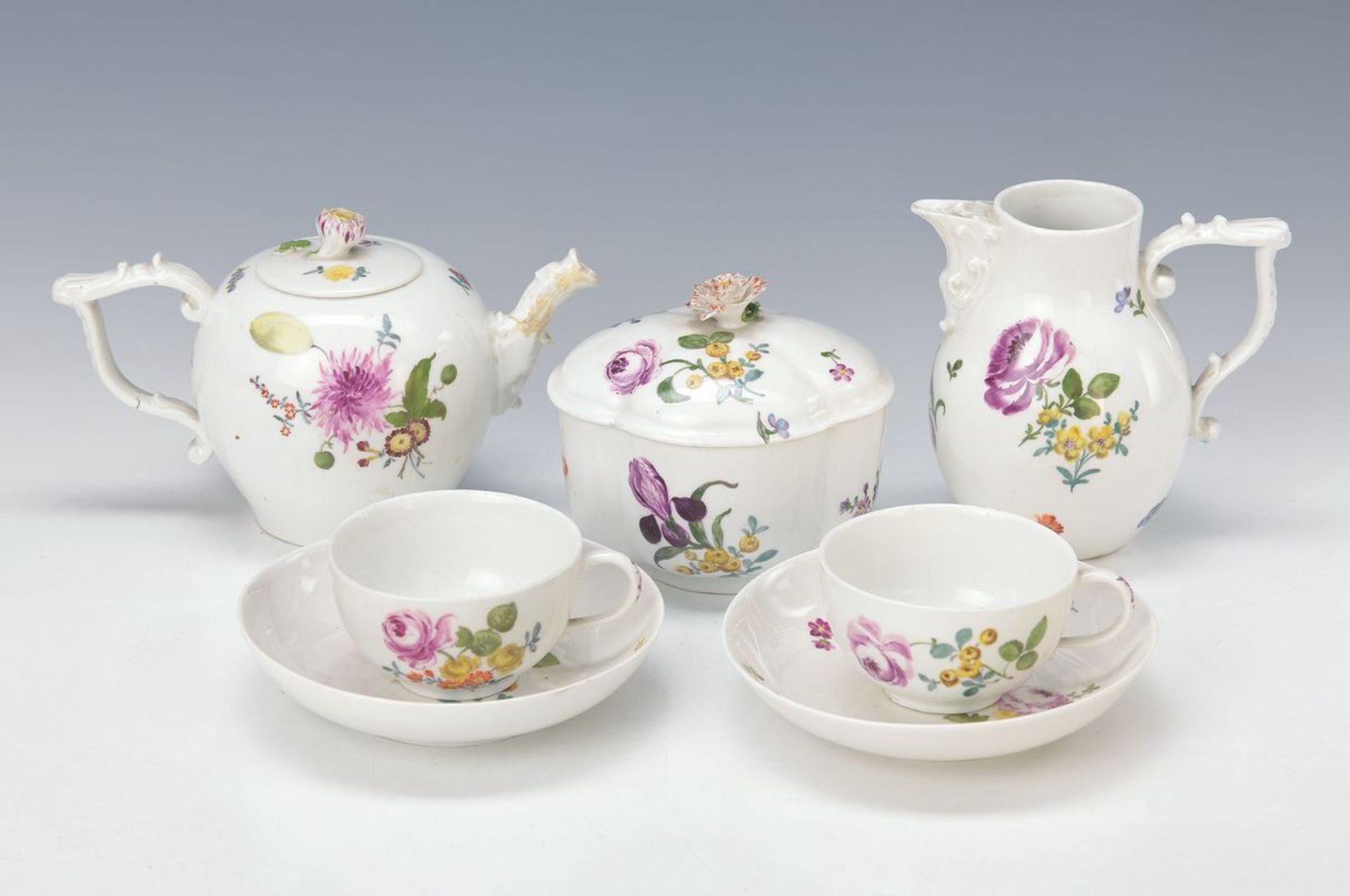 5 Teile Porzellan, Meissen, 18. Jh., Porzellan mit bunter Blumenmalerei, 2 Tassen mit Untertassen,