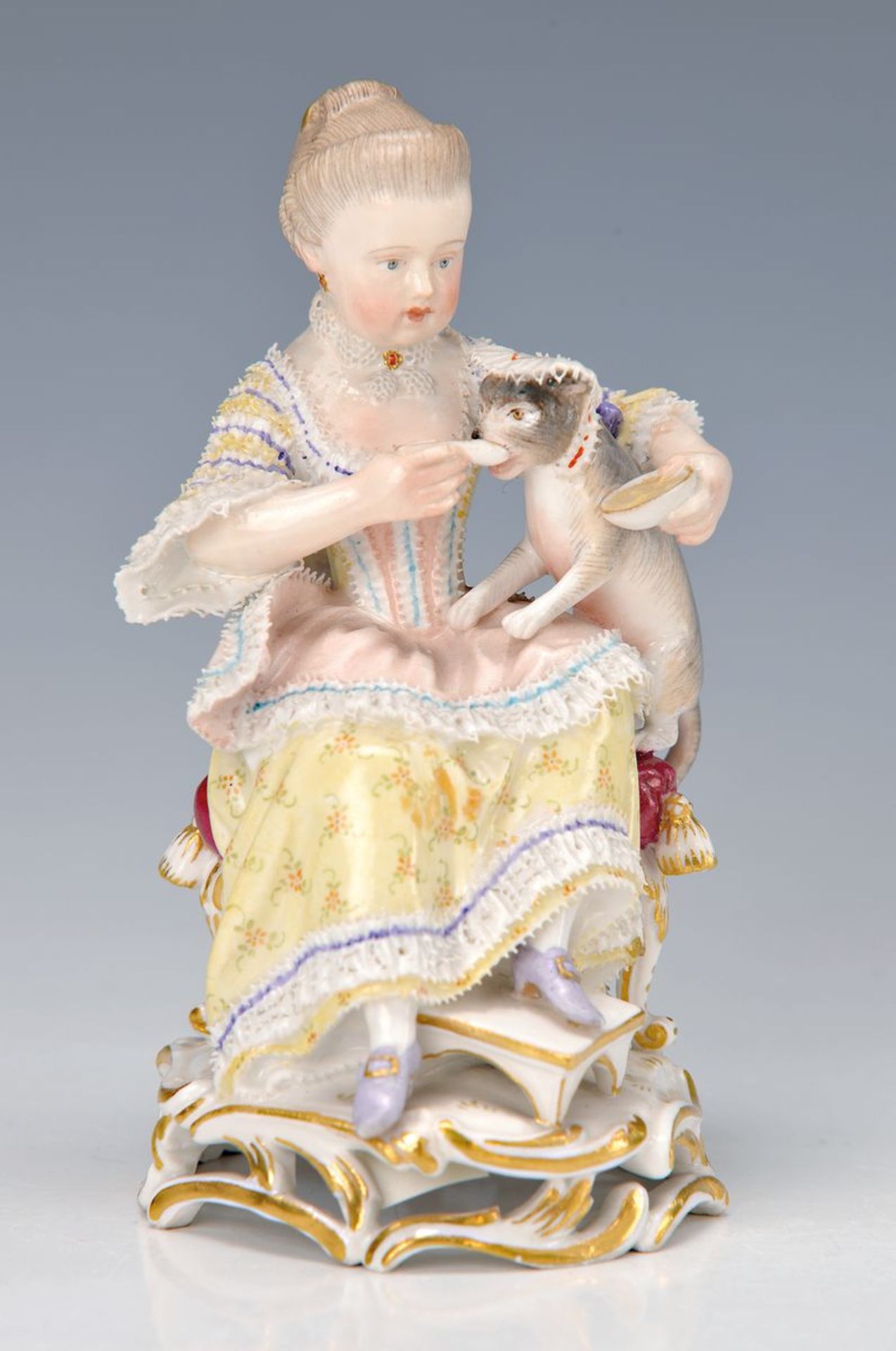 Porzellanfigur, Meissen, 19. Jh., Dame füttert ihr Hündchen, min., an den Spitzen best., bunt