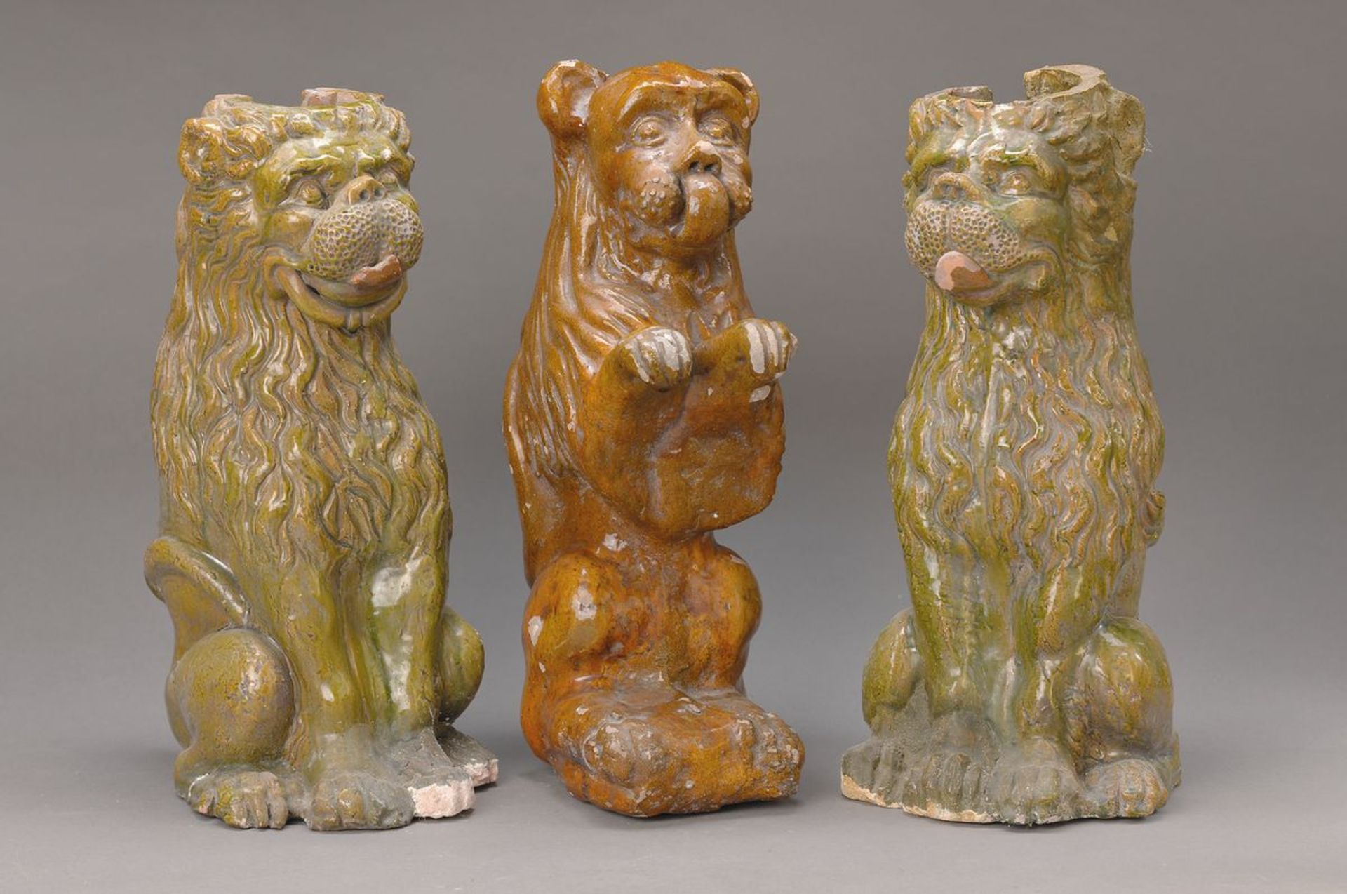 3 Schutzhüllen für Öfen, süddeutsch, um 1730-50, Beine in Form von sitzenden Löwen, Keramik,