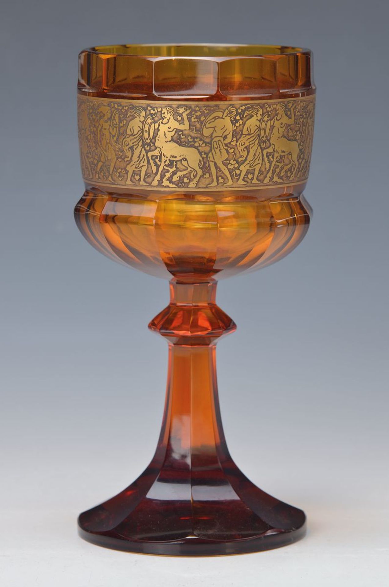 Pokal, Moser Karlsbad, 1910/20, orangefarbenes Glas, facettiert, umlaufend geätzter Fries in antiker