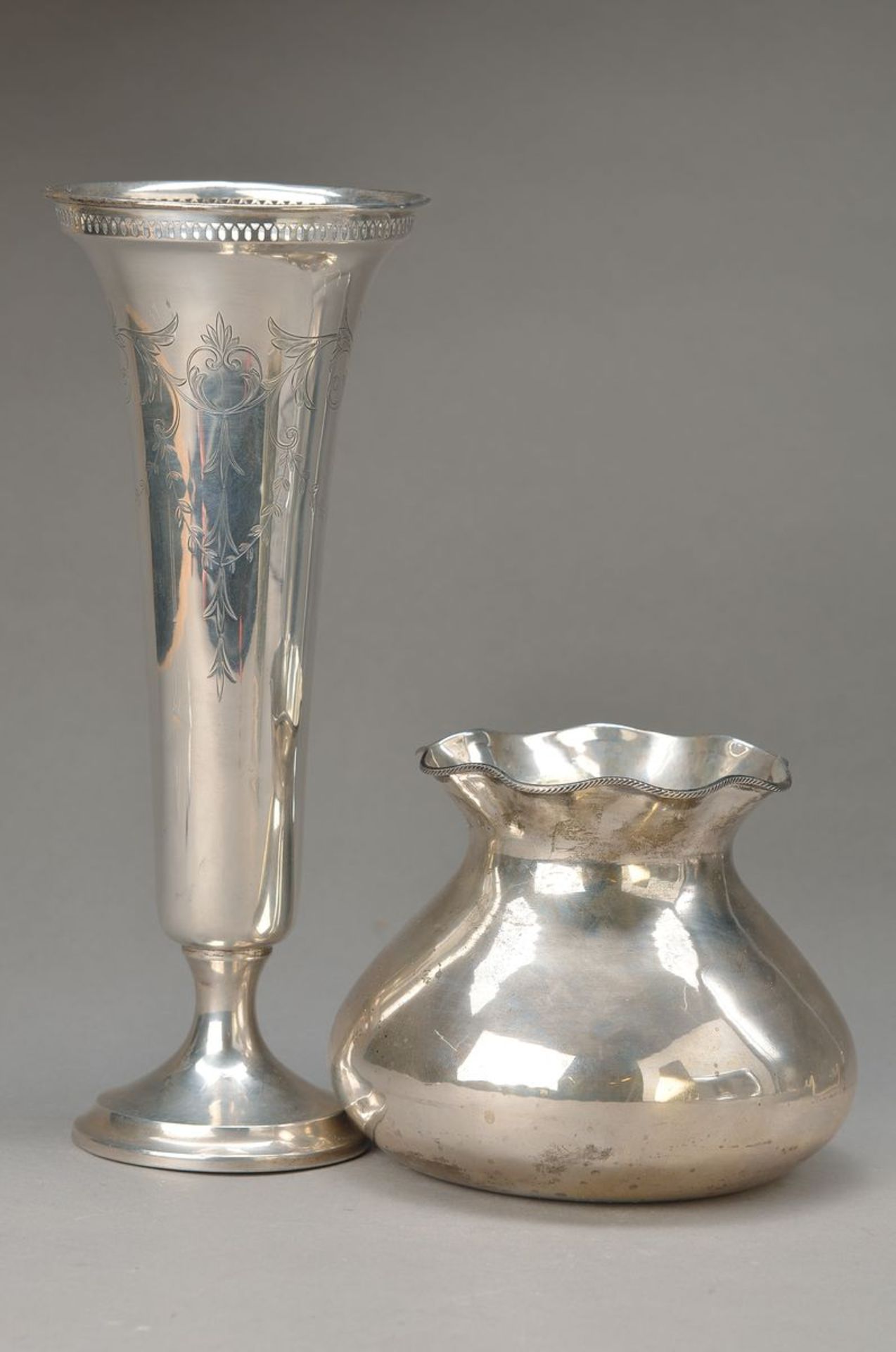 Zwei Vasen, Silber, Italien, 20.Jh., kleine Vase mit Wellenrand, ca. 440 g, H. 13.5 cm, hohe Vase
