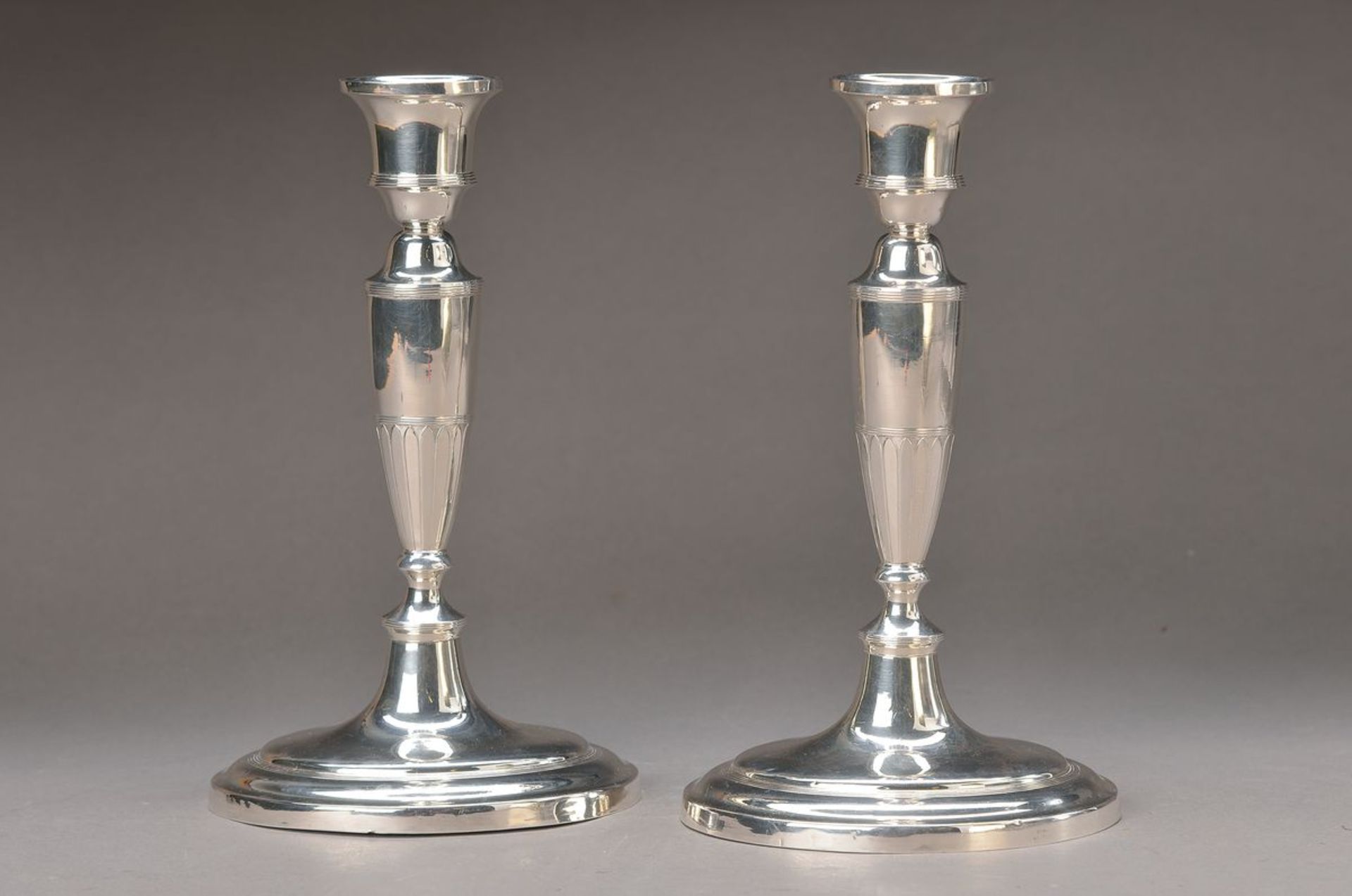 Paar Kerzenleuchter, um 1900, Metall versilbert, im klassizistischen Stil, gefüllt, H. ca. 24.5cmA