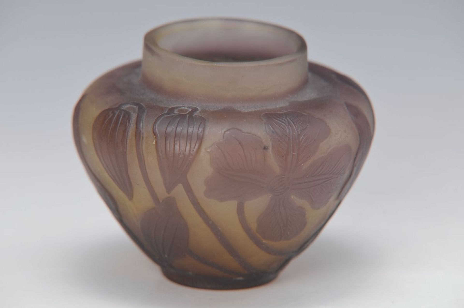 Kleine Vase, Emil Galle, um 1900, farbloses Schichtglas, mit lilafarbenem Überfang, partiell