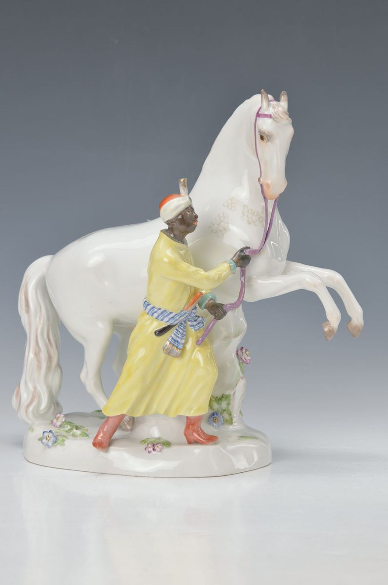 Porzellanfigur, Meissen, Anfang 20.Jh., Pferdebändiger, Orientale steht seitlich neben einem sich