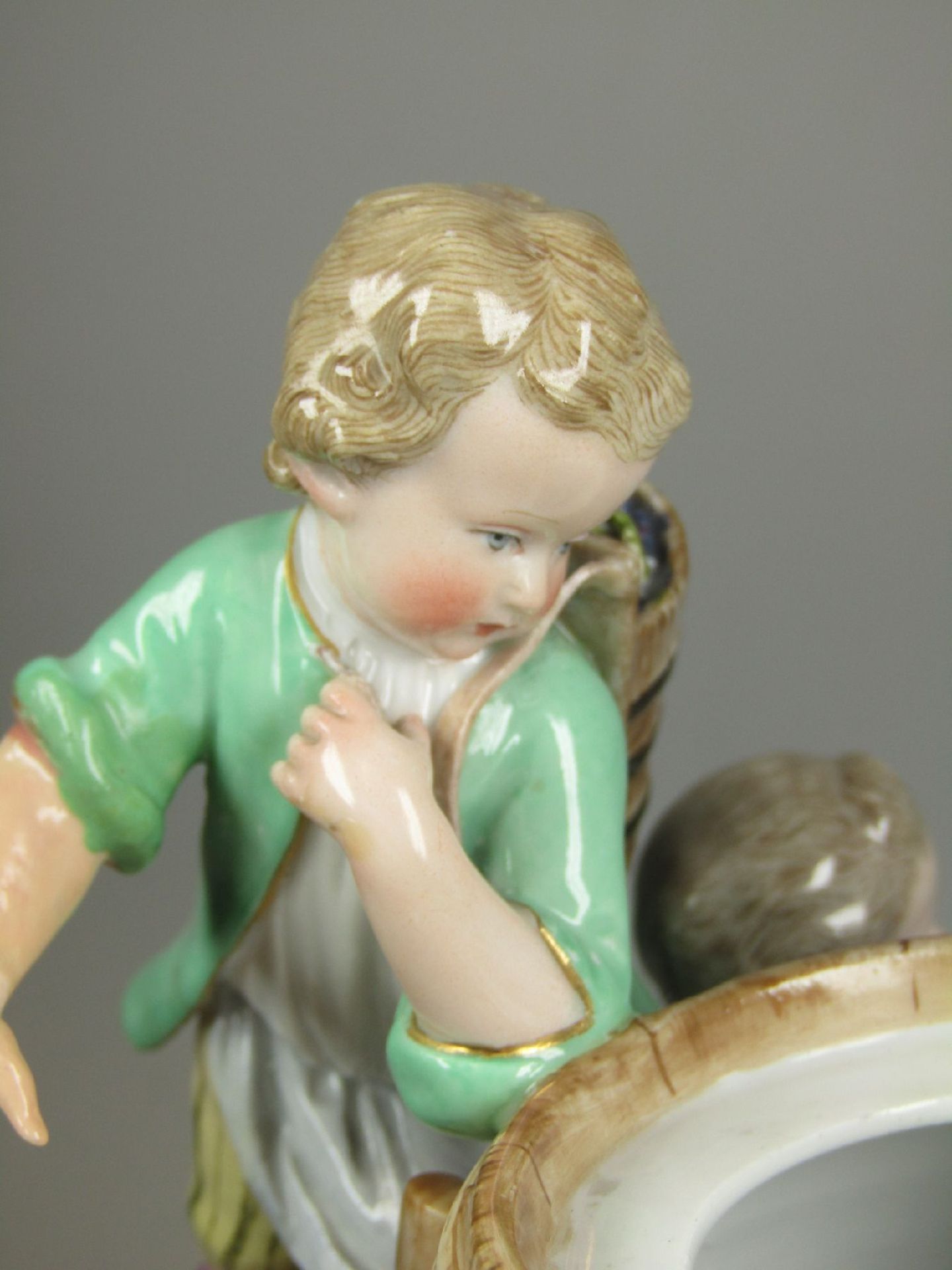 Porzellanfigurengruppe, Meissen, um 1870, Allegorie auf die Weinherstellung, vier Amoretten um ein - Bild 8 aus 12