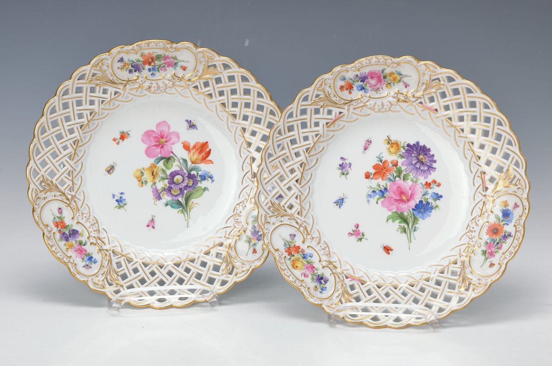 Paar Dessertteller, Meissen, um 1870, feine polychrome Blumenbukettmalerei, Goldstaffage,