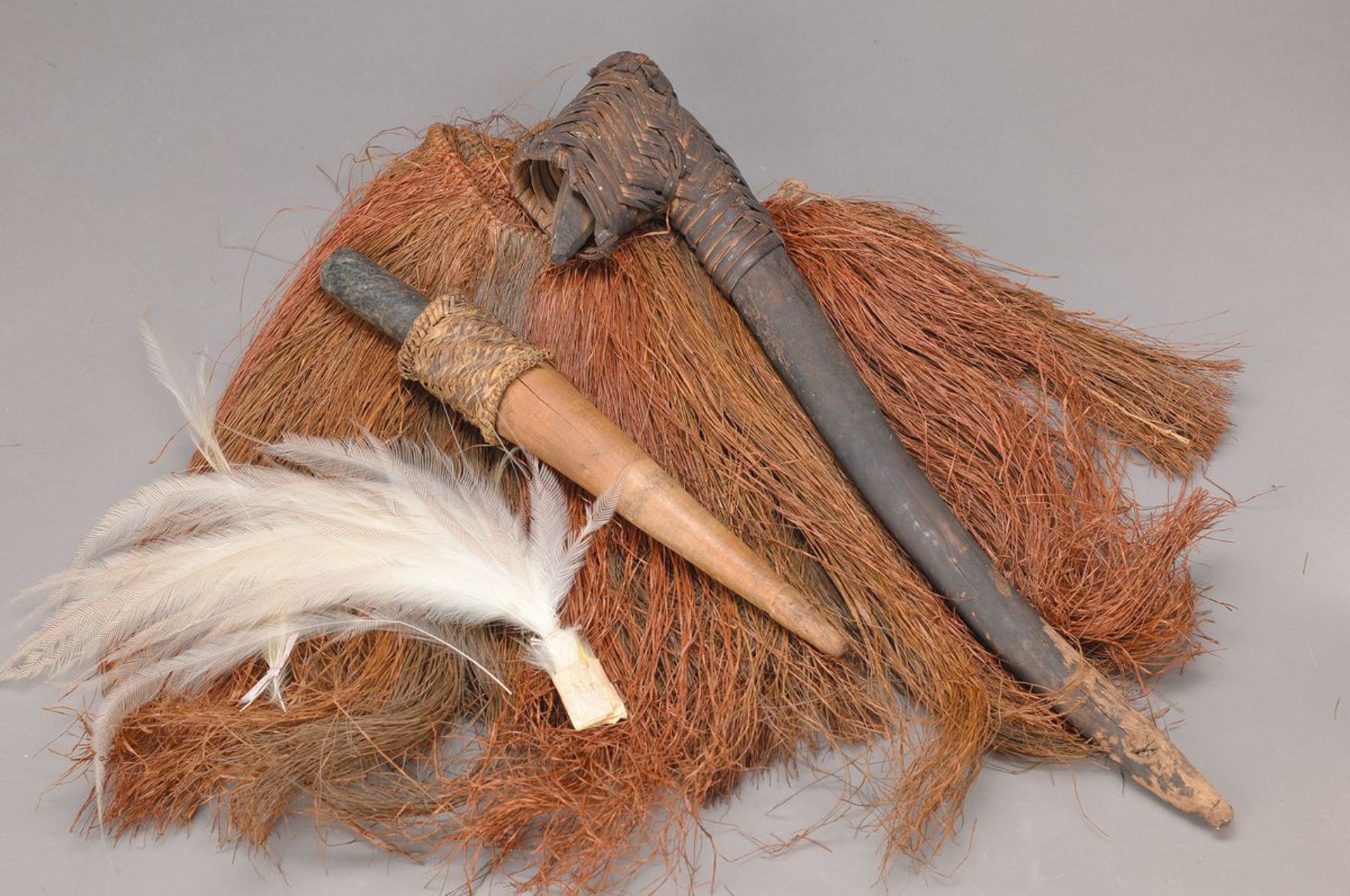Sieben Teile, Neuguinea, 1950/60er Jahre, Häuptlings-Kopfschmuck, Bastrock, zwei Werkzeuge und