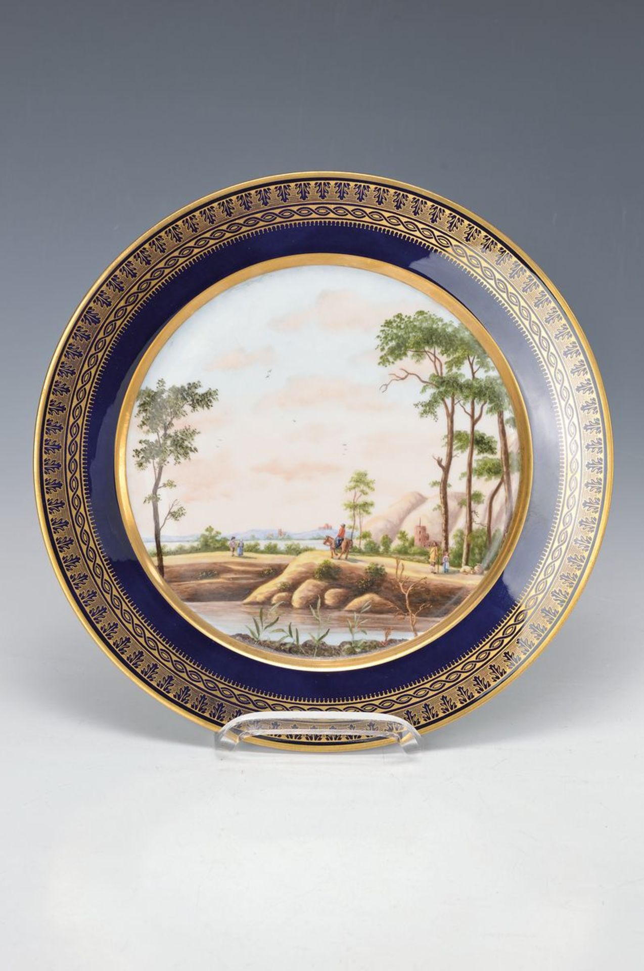 Prunkteller, Meissen, um 1880-90, Porzellan, kobaltblauer Rand und dreifach klassizistisch in gold