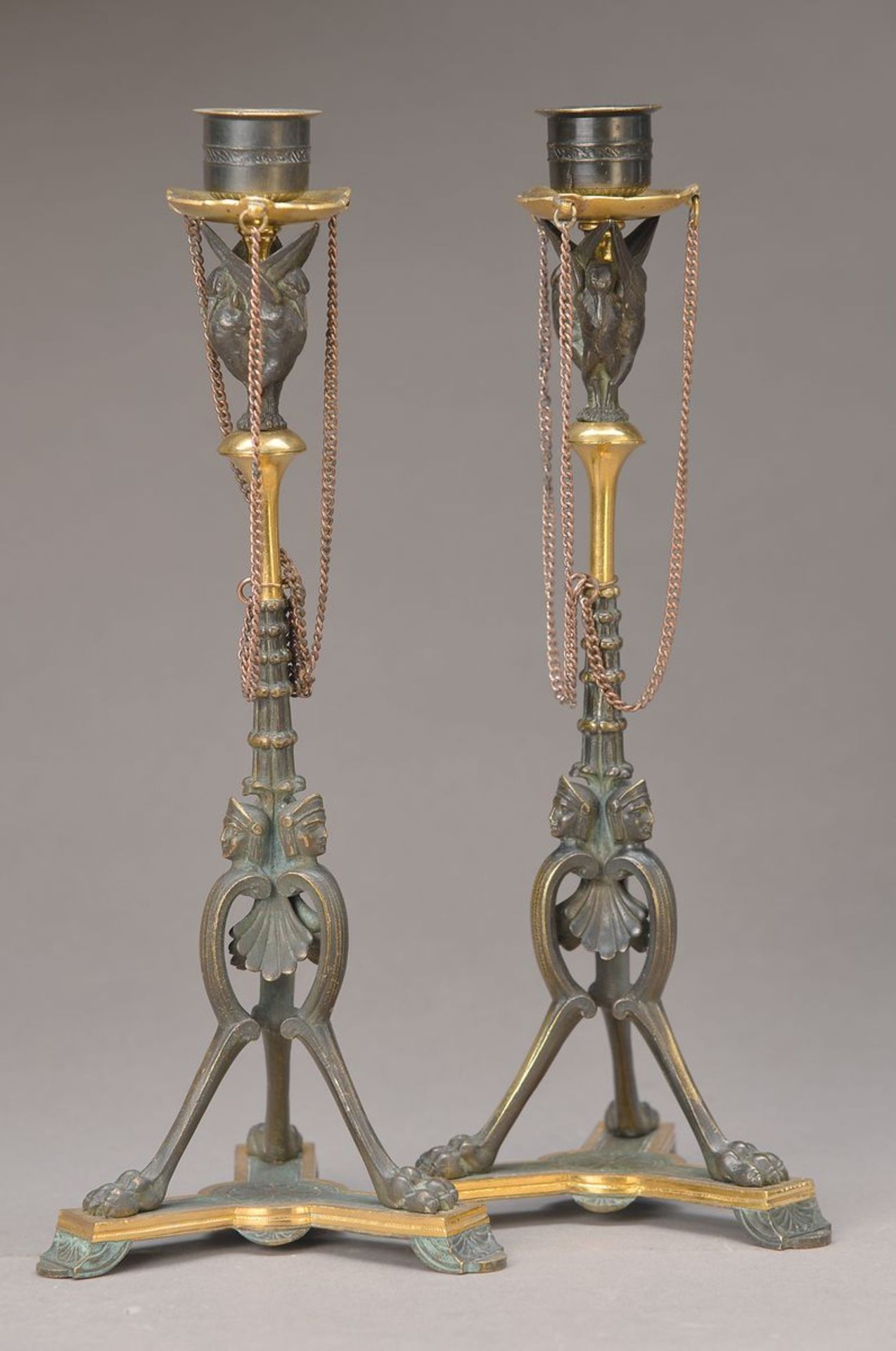 Paar Kerzenleuchter, Frankreich, um 1880, nach Empirevorbild, Bronze, vergoldet und patiniert,