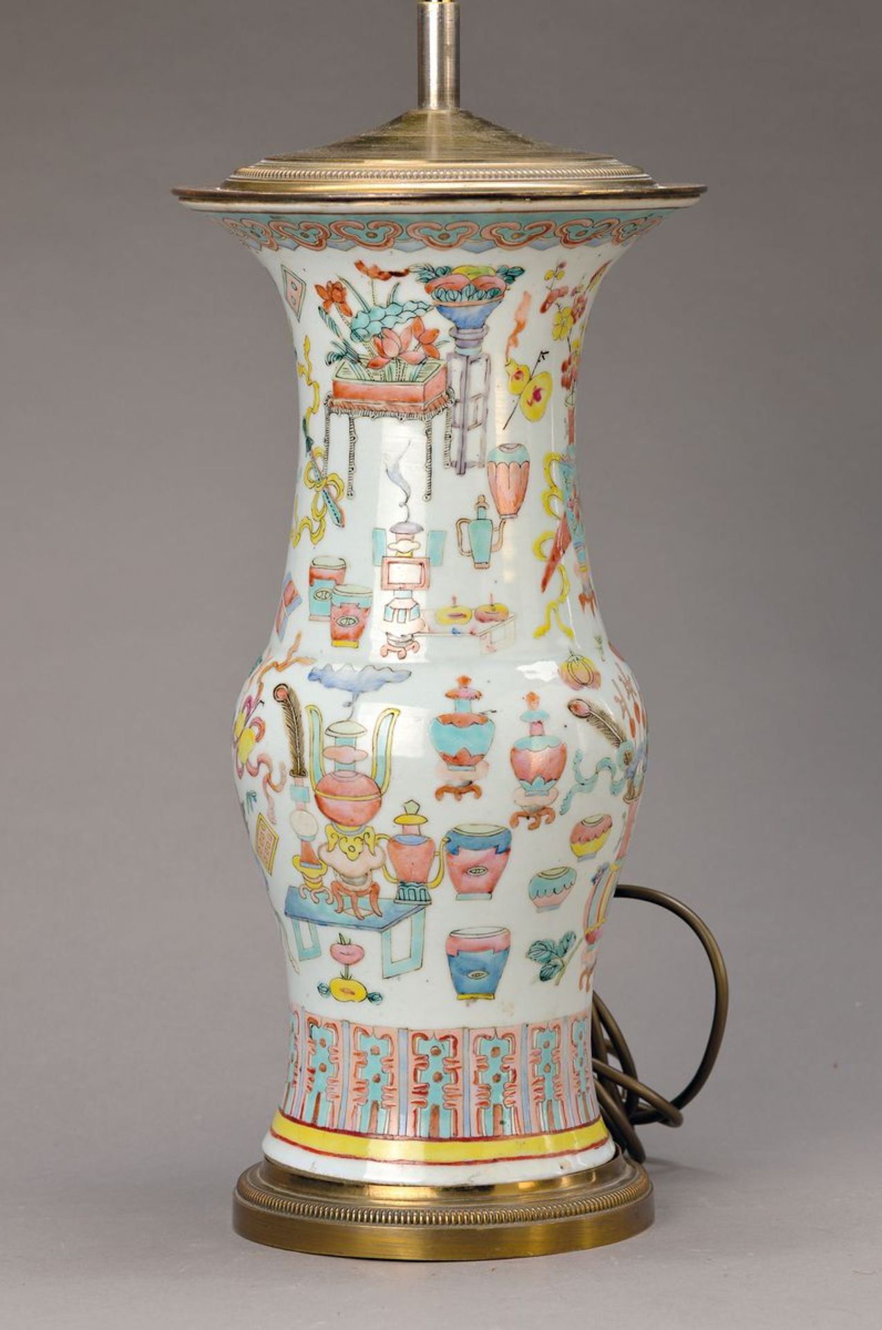 Lampenfuß, China, um 1870/80, Porzellan, umlaufende polychrome Bemalung: Vasen, Blumen Gefäße, etc.,