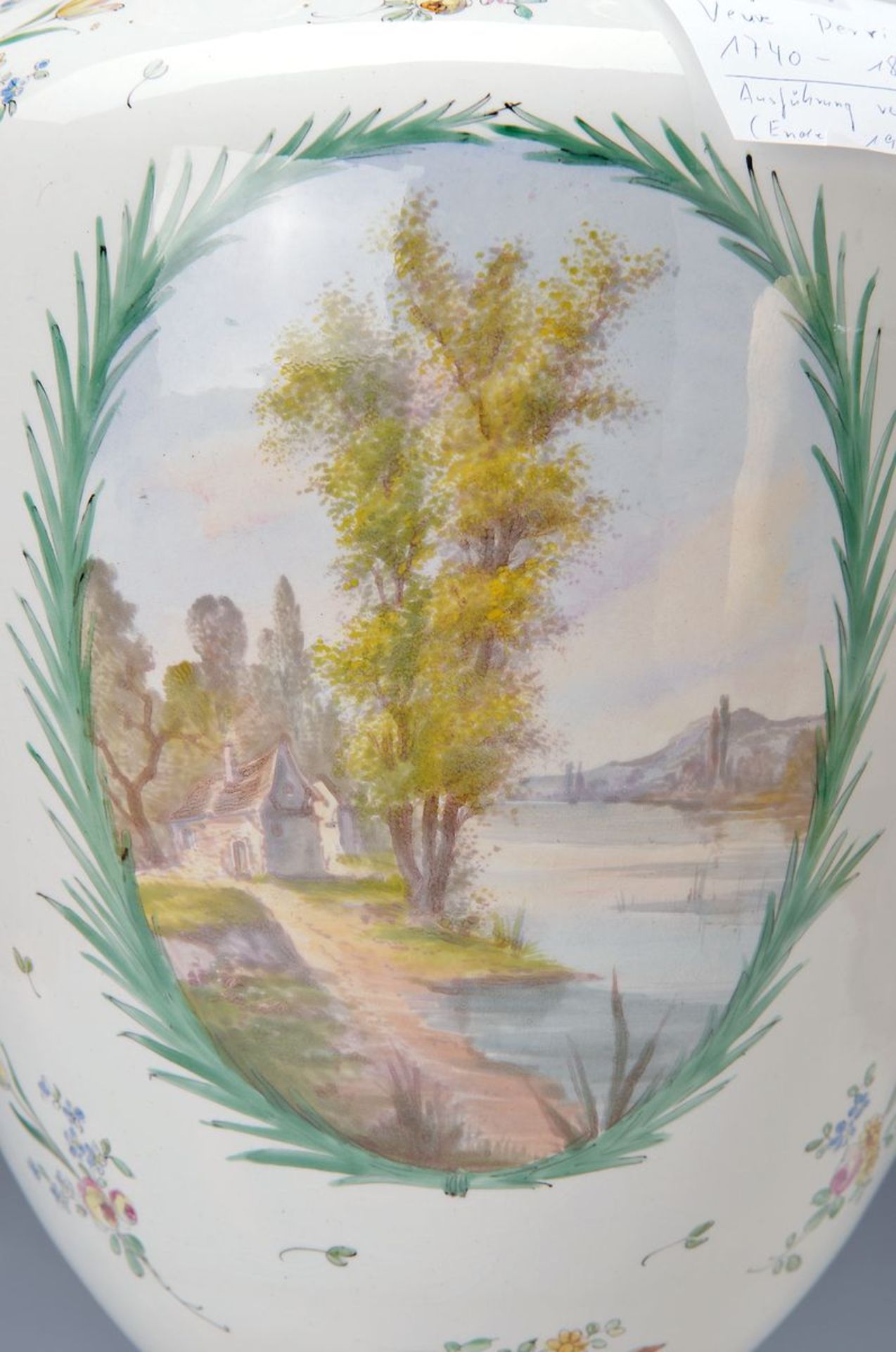 Doppelhenkelvase, Paris, nach Vorbild von Veuve Perrin, um 1890, Fayence, feine beidseitige - Bild 2 aus 2