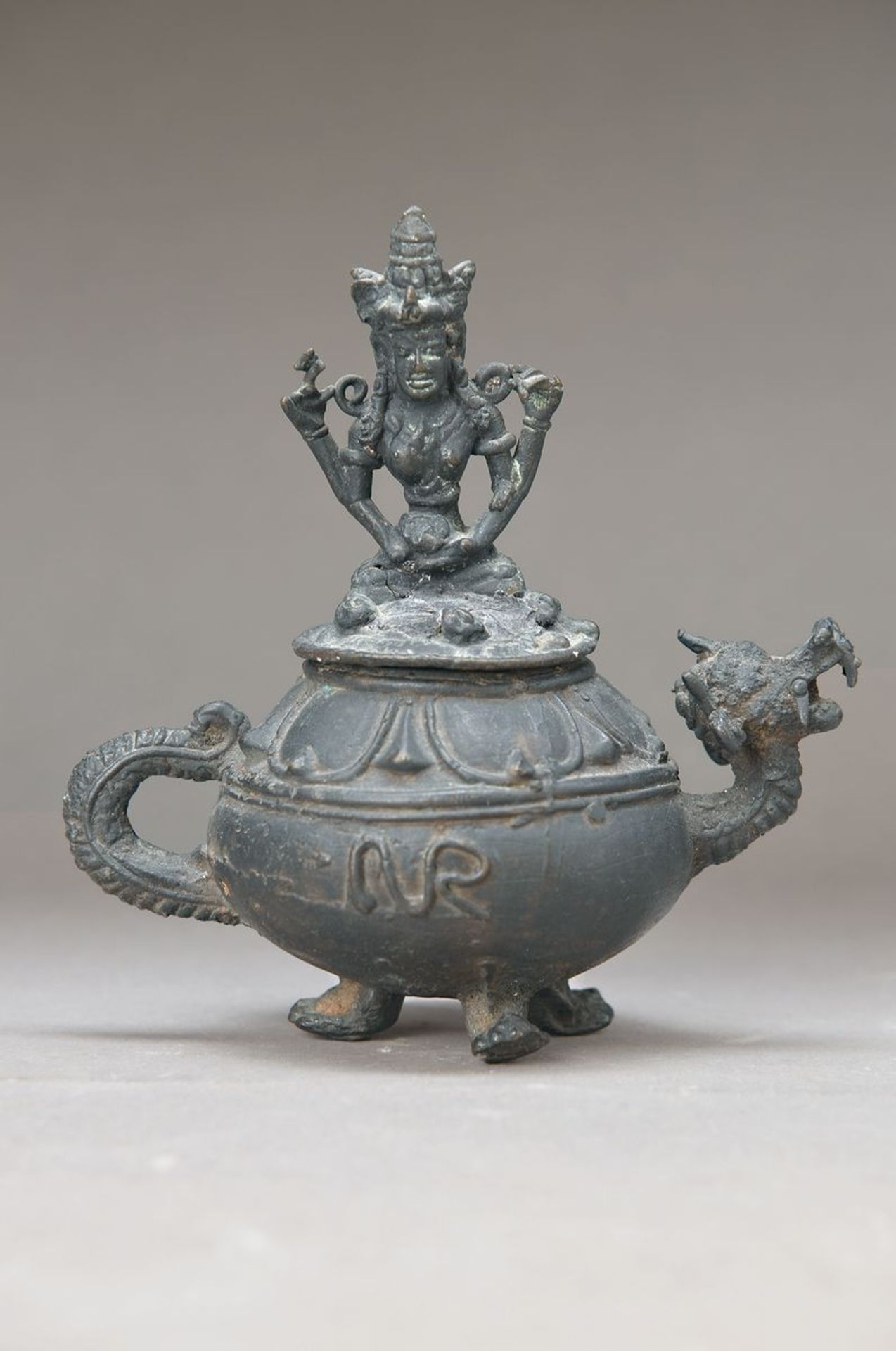 Bronzekännchen, Tibet, 19. Jh., Kopf in Drachenform, Bekrönung in Form einer Tara, leicht besch.,