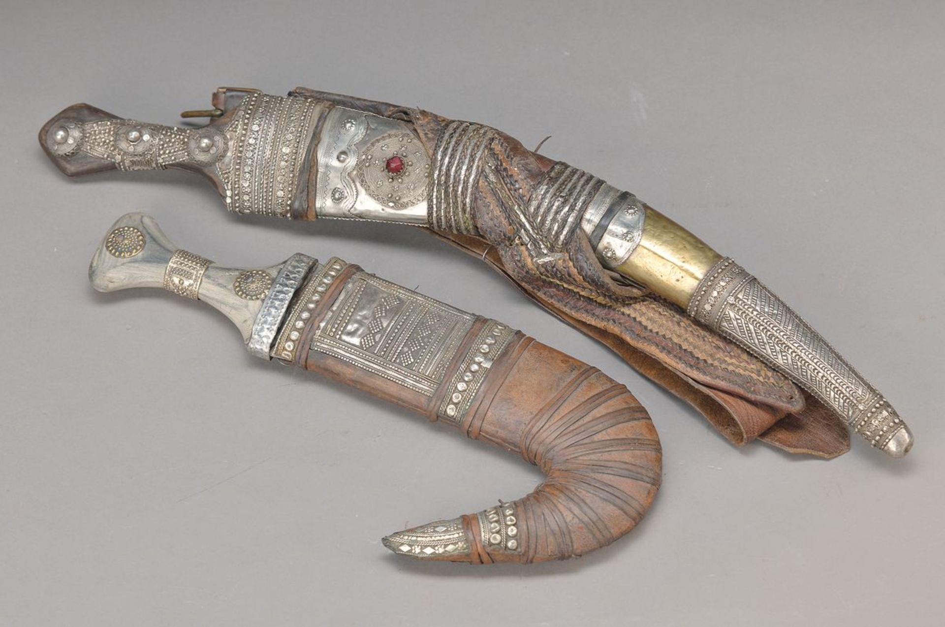 Jambiya, Jemen, um 1900, gekrümmte Stahlklinge, Scheide silberhaltiges Metall mit Filigranarbeit, L.