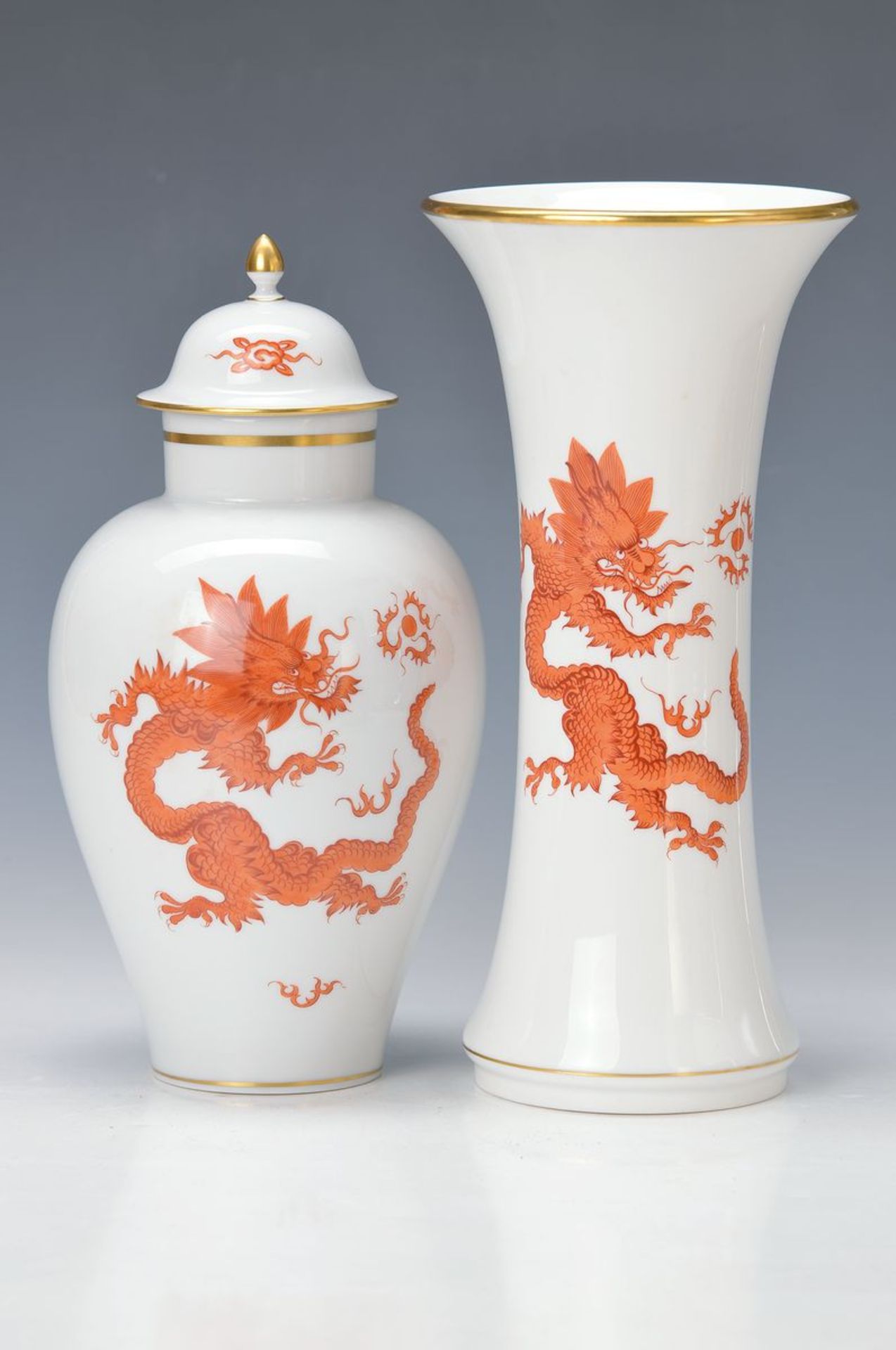 Zwei Vasen, Meissen, 2.H.20.Jh., roter Ming-Drache, Goldrand, ca. H. 24/ 25.5 cm, 2.Wahltwo vases,