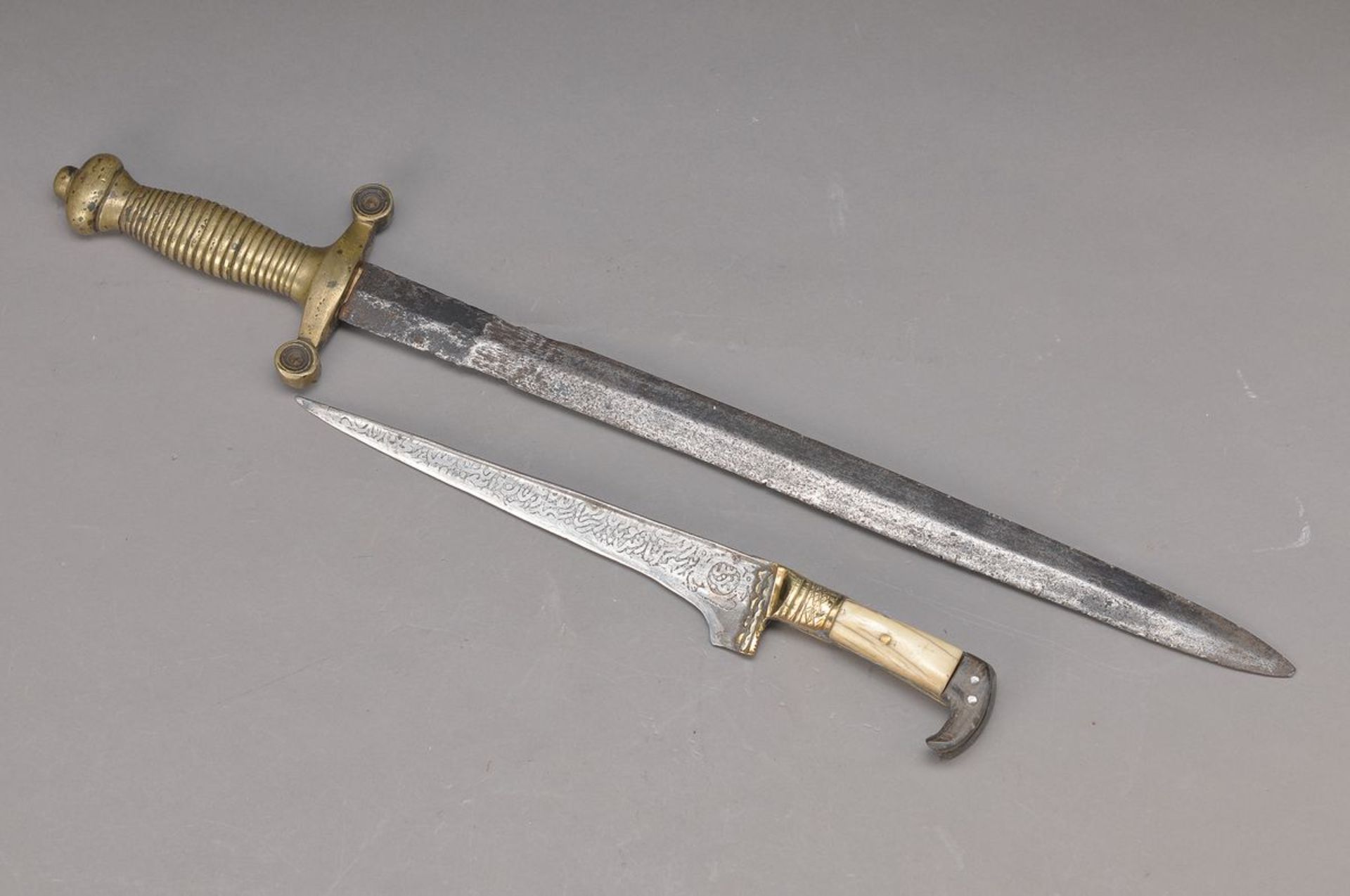 Messer, Afghanistan/Pakistan, um 1830-40, reich verzierte Klinge, vergoldete Binde, Griffschalen