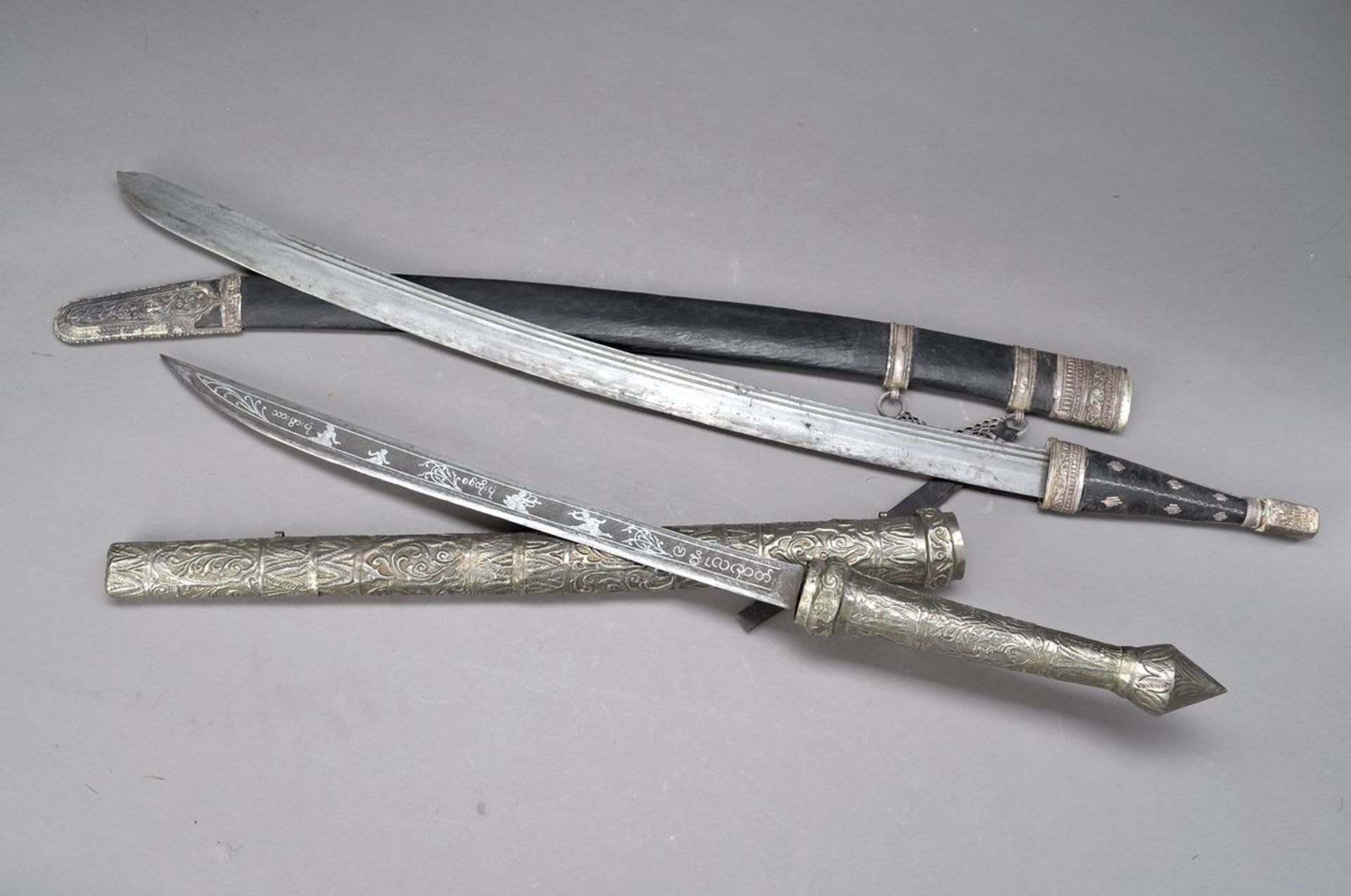 Schwert, Bali, um 1920, tauschierte Stahlklinge, Griff und Scheide Holz mit reich reliefiertem,