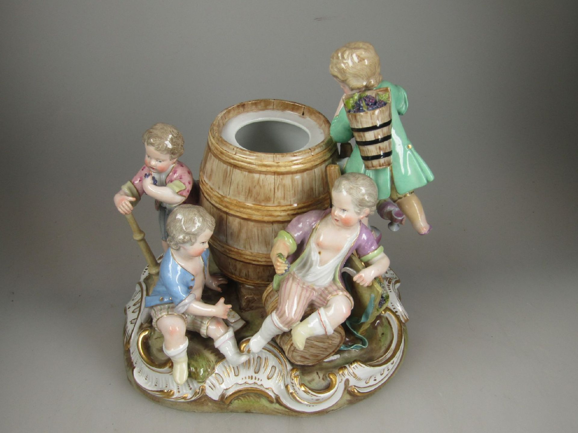 Porzellanfigurengruppe, Meissen, um 1870, Allegorie auf die Weinherstellung, vier Amoretten um ein - Bild 11 aus 12