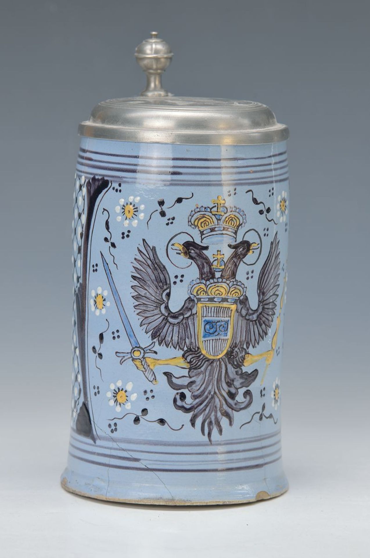 Walzenkrug mit großem Wappenemblem, Österreich, 18. Jh., gekrönter Doppeladler mit Schwert und